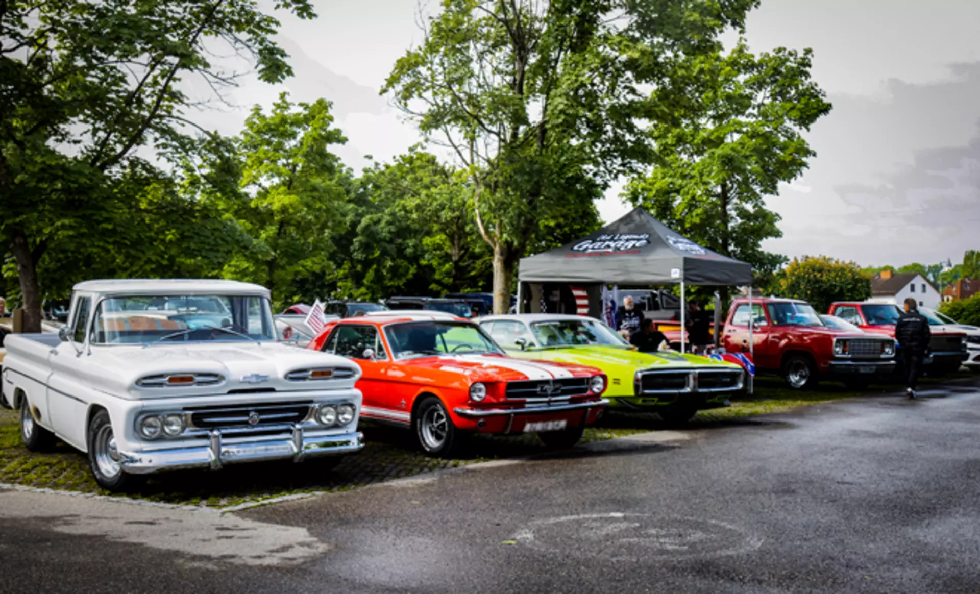 US-Oldtimer Autos auf dem Parkplatz beim US-Car Treffen bei Möbel Inhofer in Senden