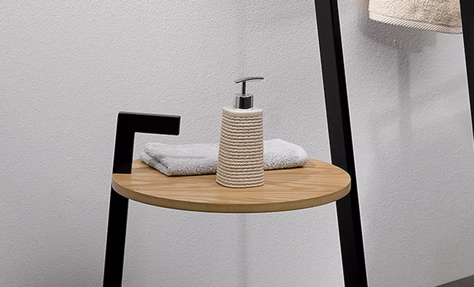 Seifenspender und Handtuch auf kleinem Beistelltisch im Badezimmer