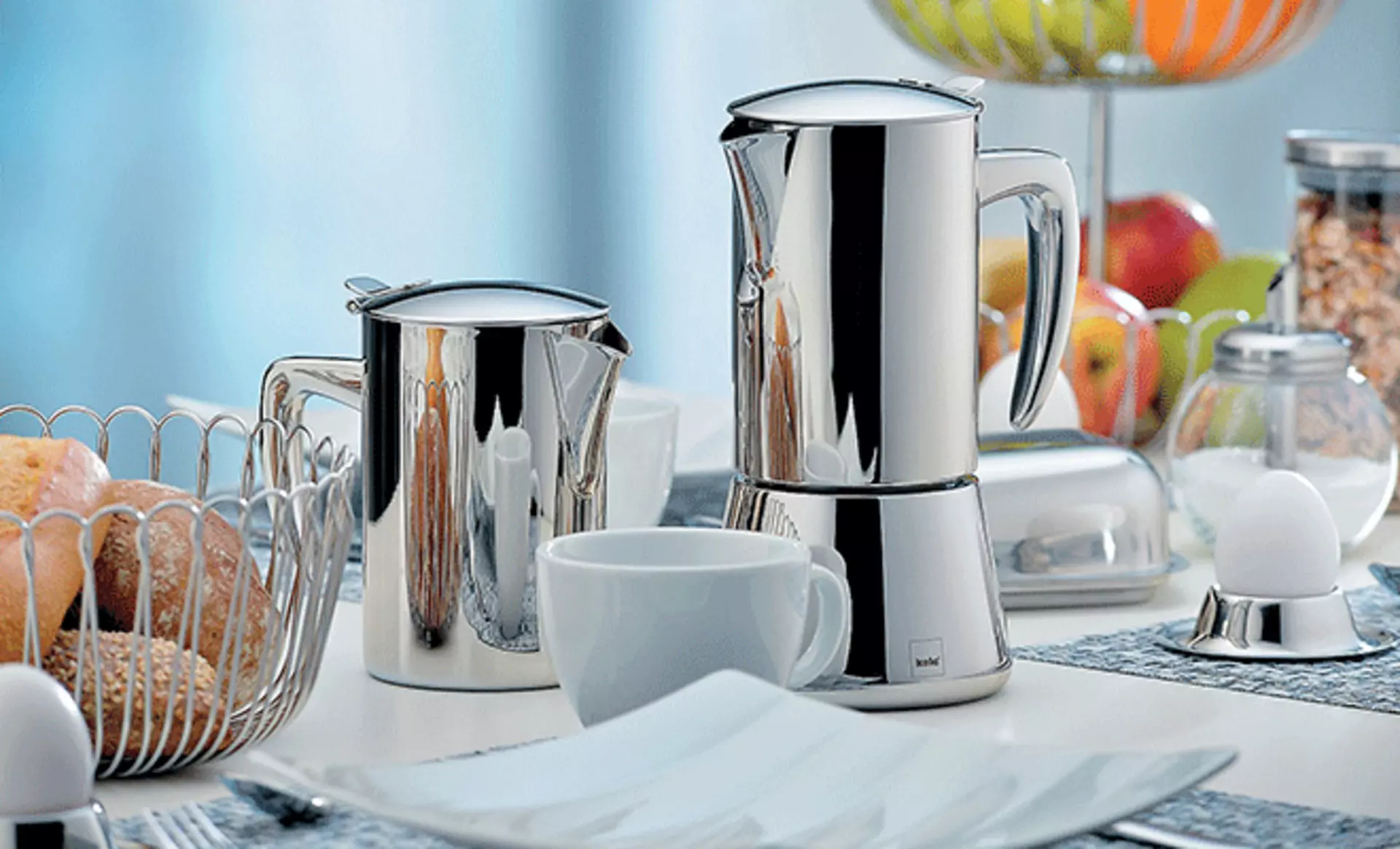 Verschiedene Küchen Utensilien auf einem gedeckten Frühstückstisch