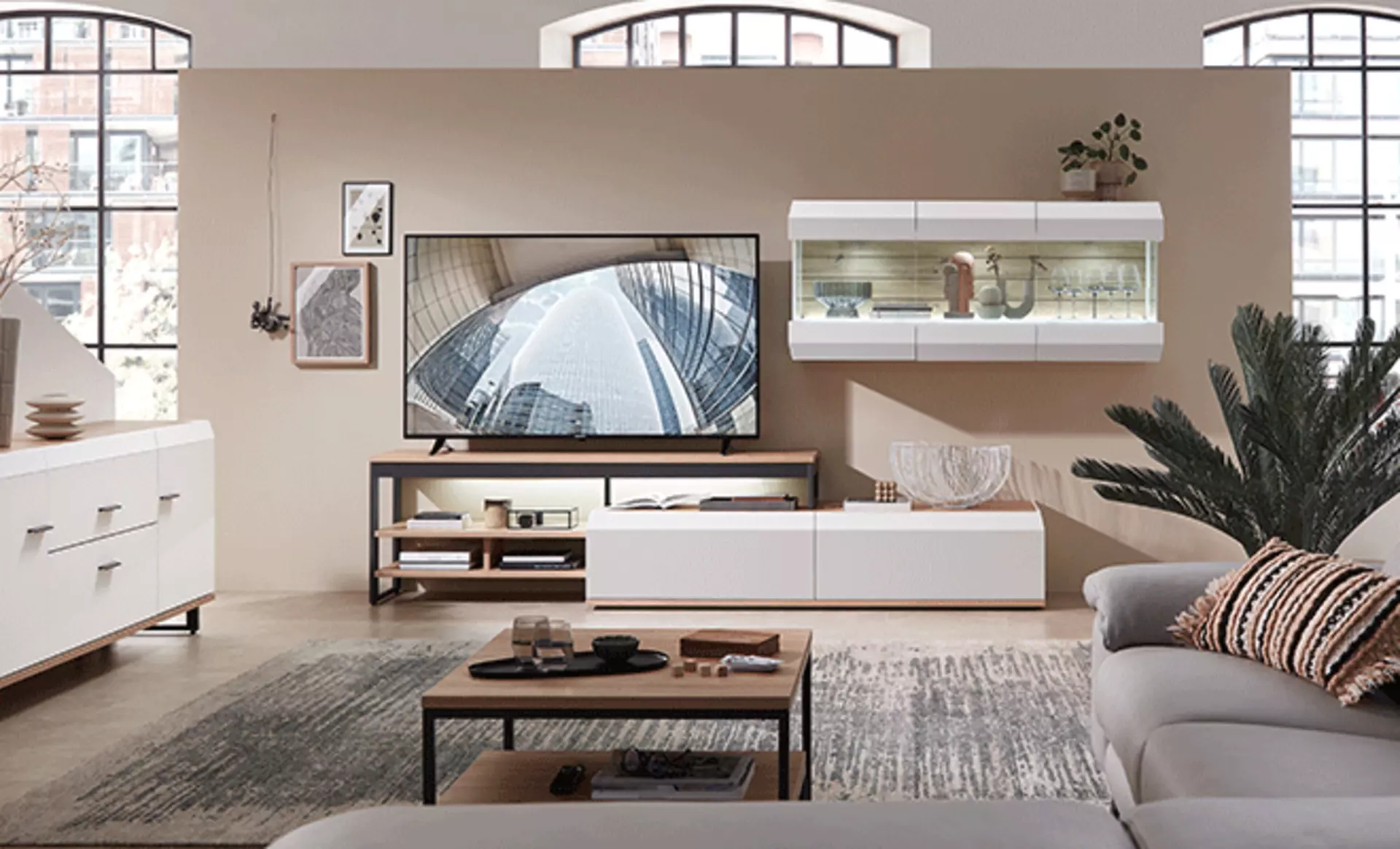 Wohnzimmer in hellen Farben mit moderner Wohnwand
