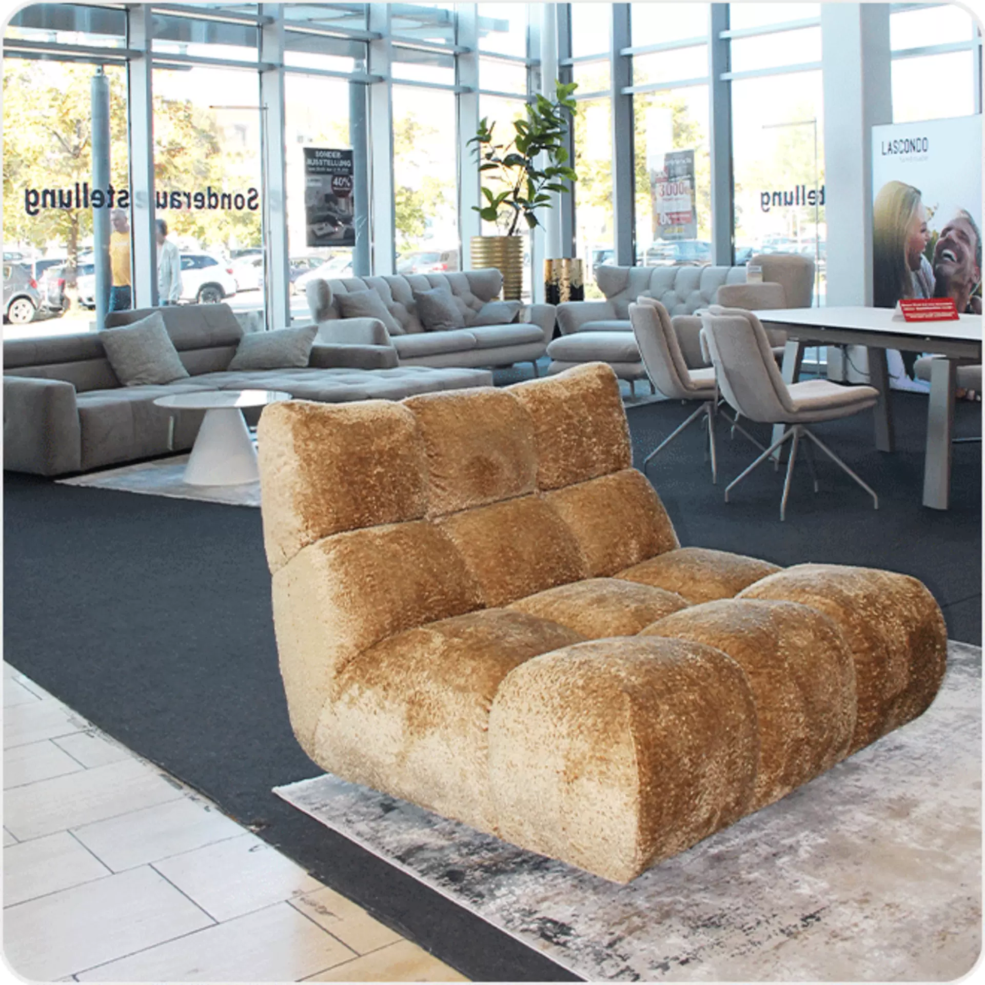 Lascondo Sofas mit Funktion in der Sonderausstellung bei Möbel Inhofer