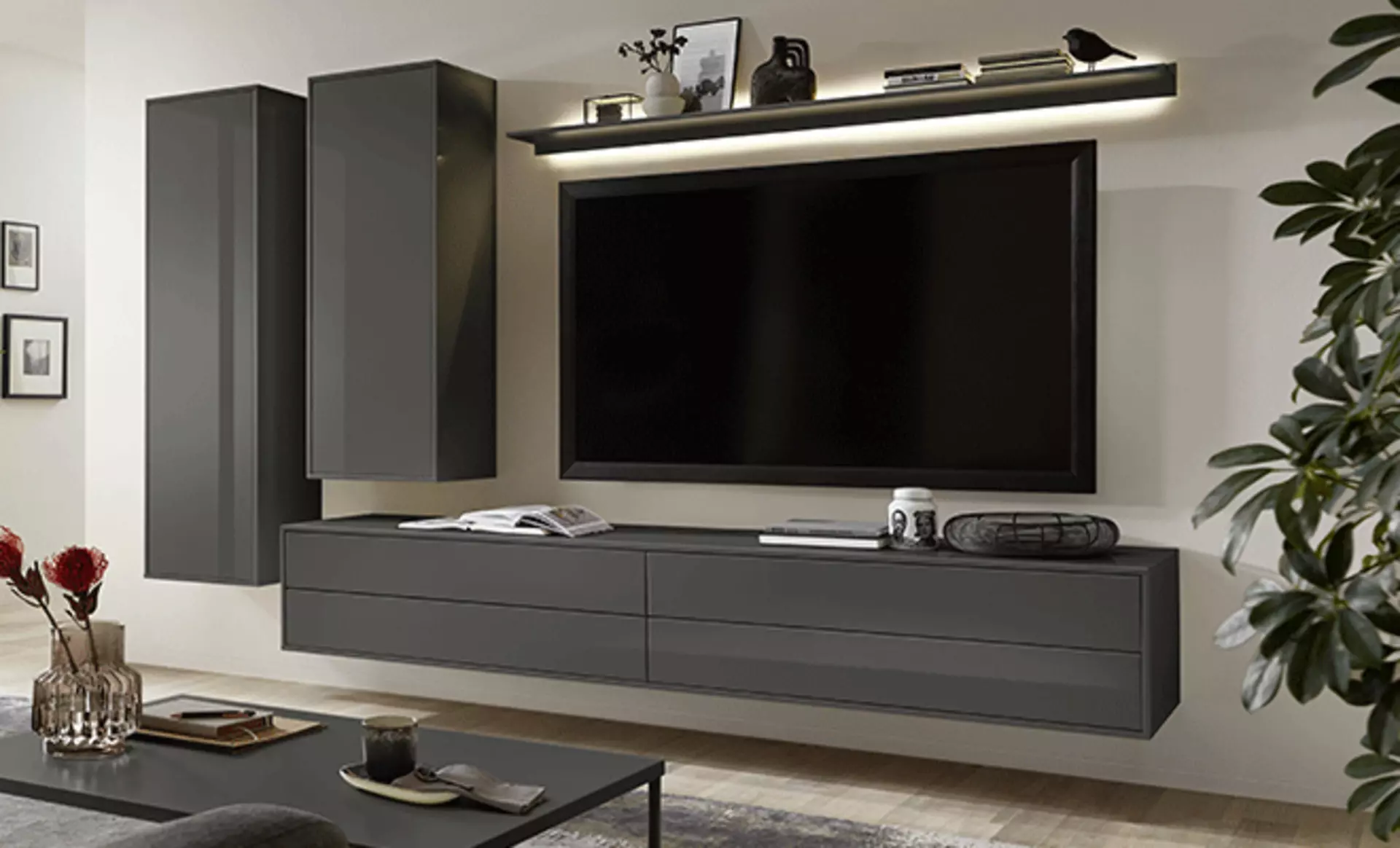 Moderne Wohnwand mit großem Fernseher