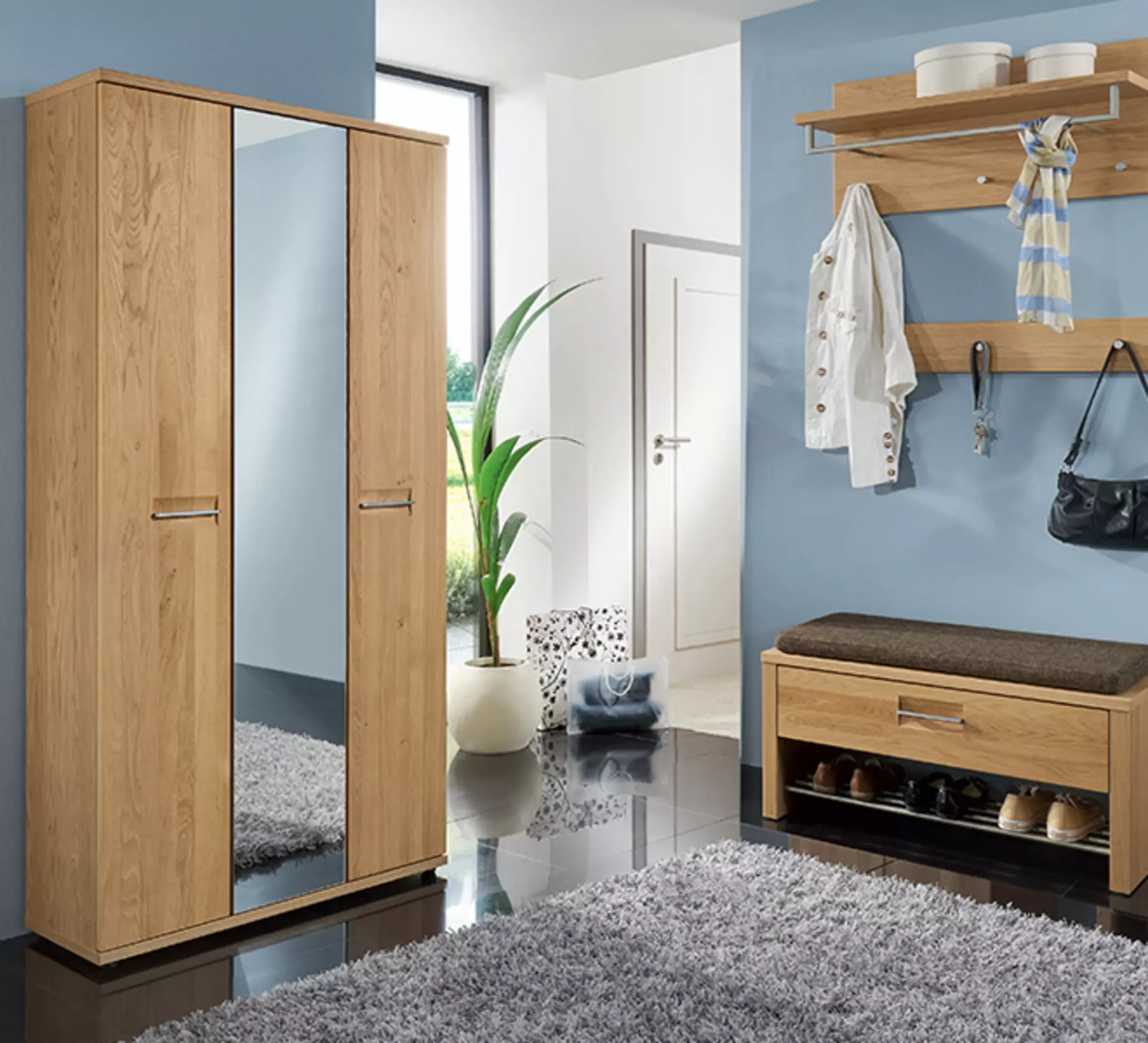 Kleine Garderobe aus Holz die aus einem Schrank und einem gaderobenpaneel besteht
