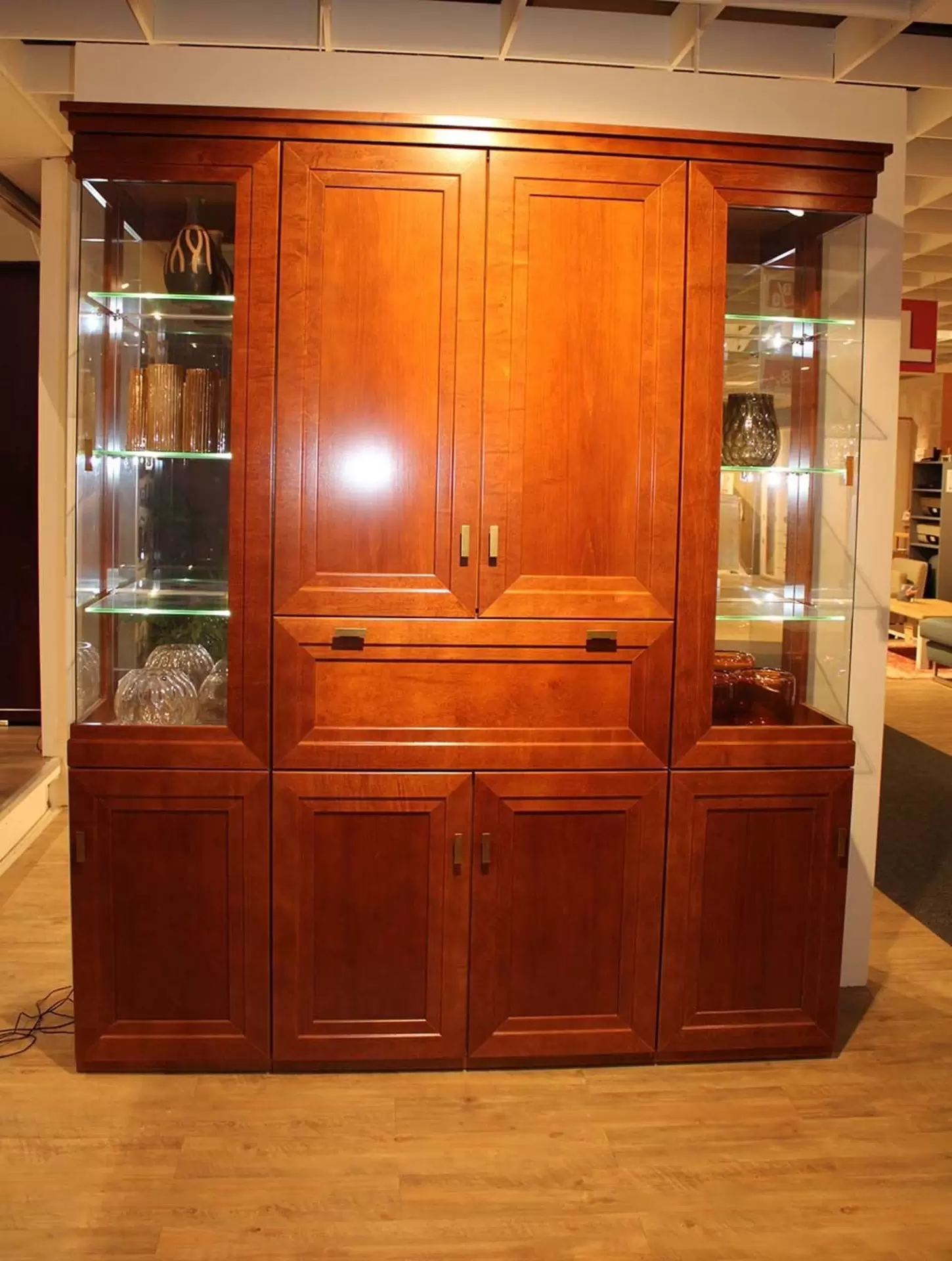 Wohnwand aus Holz mit Glasfront und Türen zu