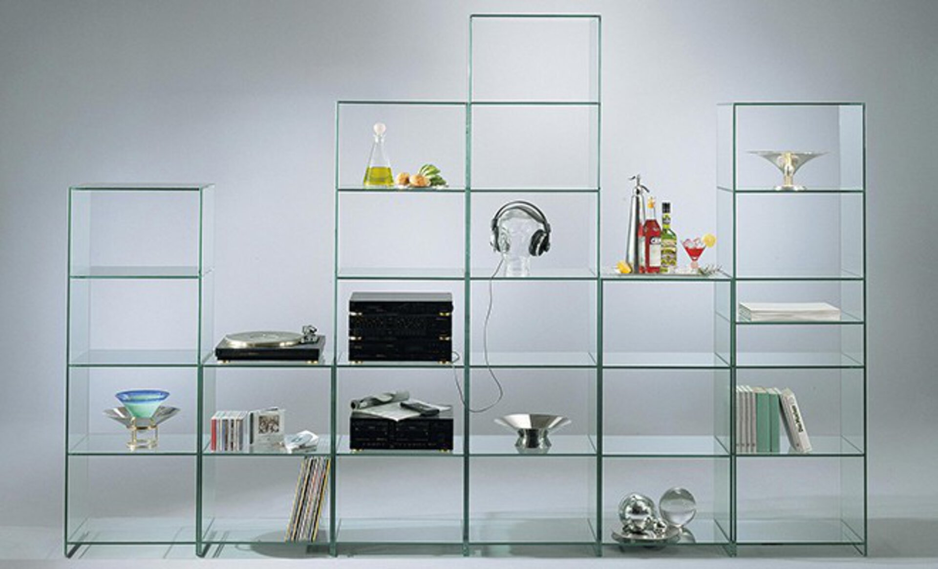 Designer Möbel aus Glas von Dreieck Design in der Ausstellung bei interni by inhofer