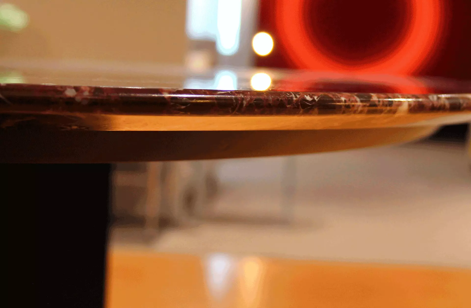 Die Marmortischplatte des T13 von der Seite