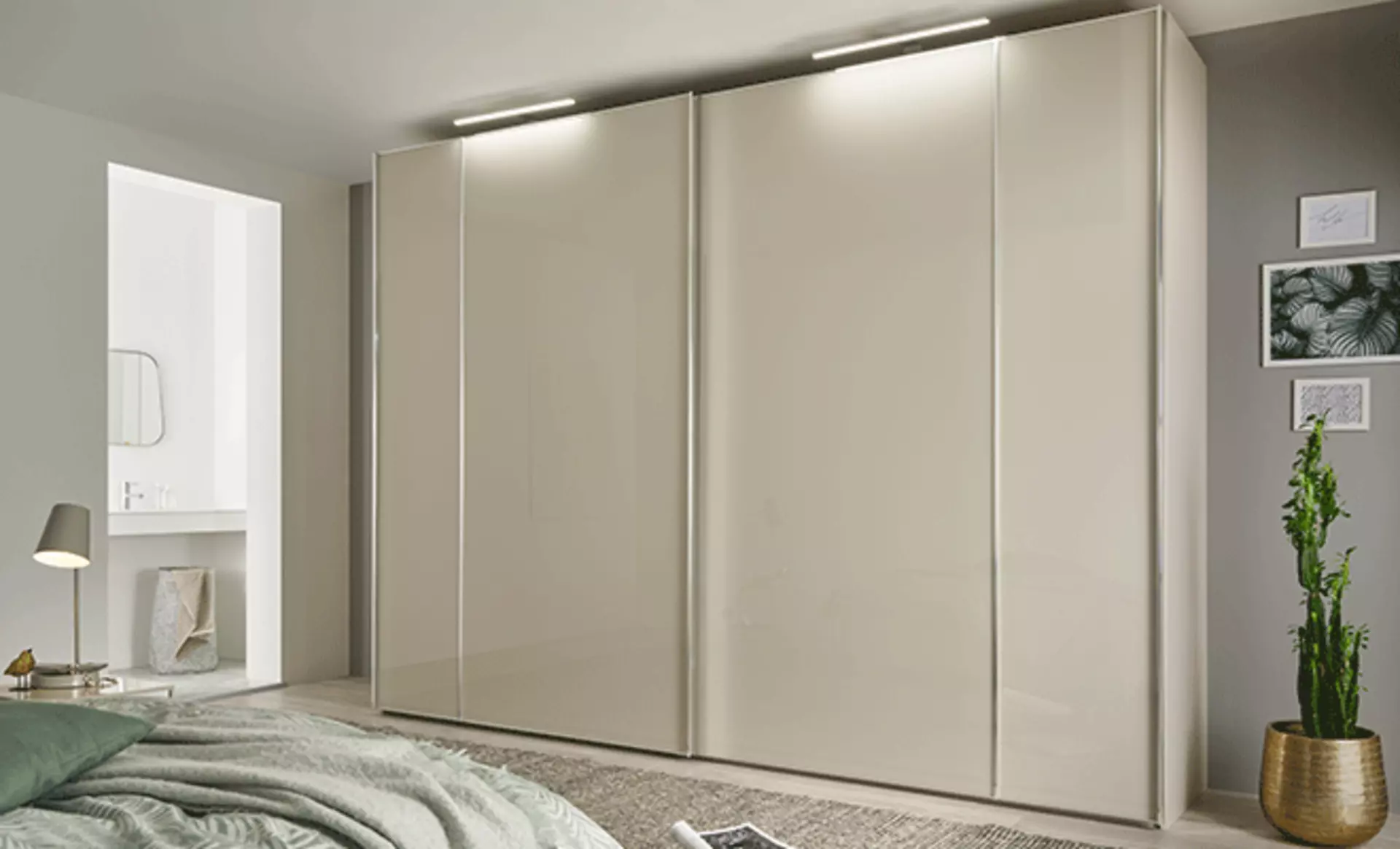 Weißer Schrank mit Beleuchtung in einem Schlafzimmer