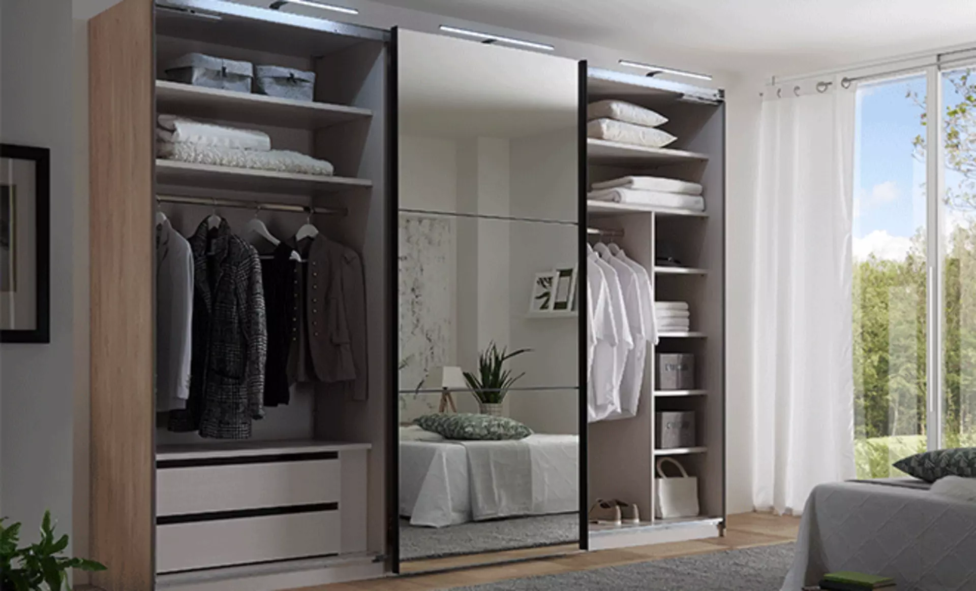 Kleiderschrank mit 2 geöffneten Türen und einem Spiegel in der Mitte in einem Schlafzimmer