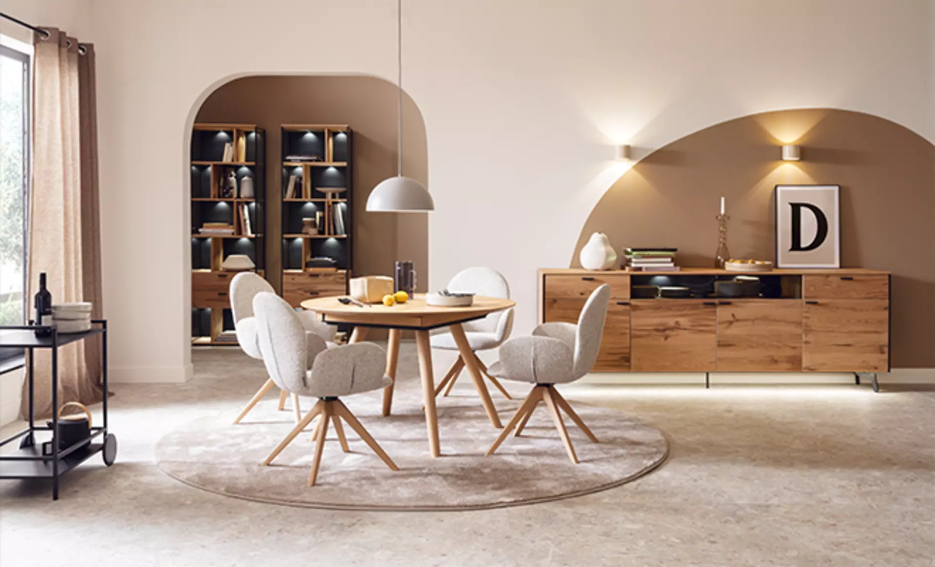 Das Andra Sideboard steht hinter dem ausziehbaren Round Table aus der schöner Wohnen Kollektion.
