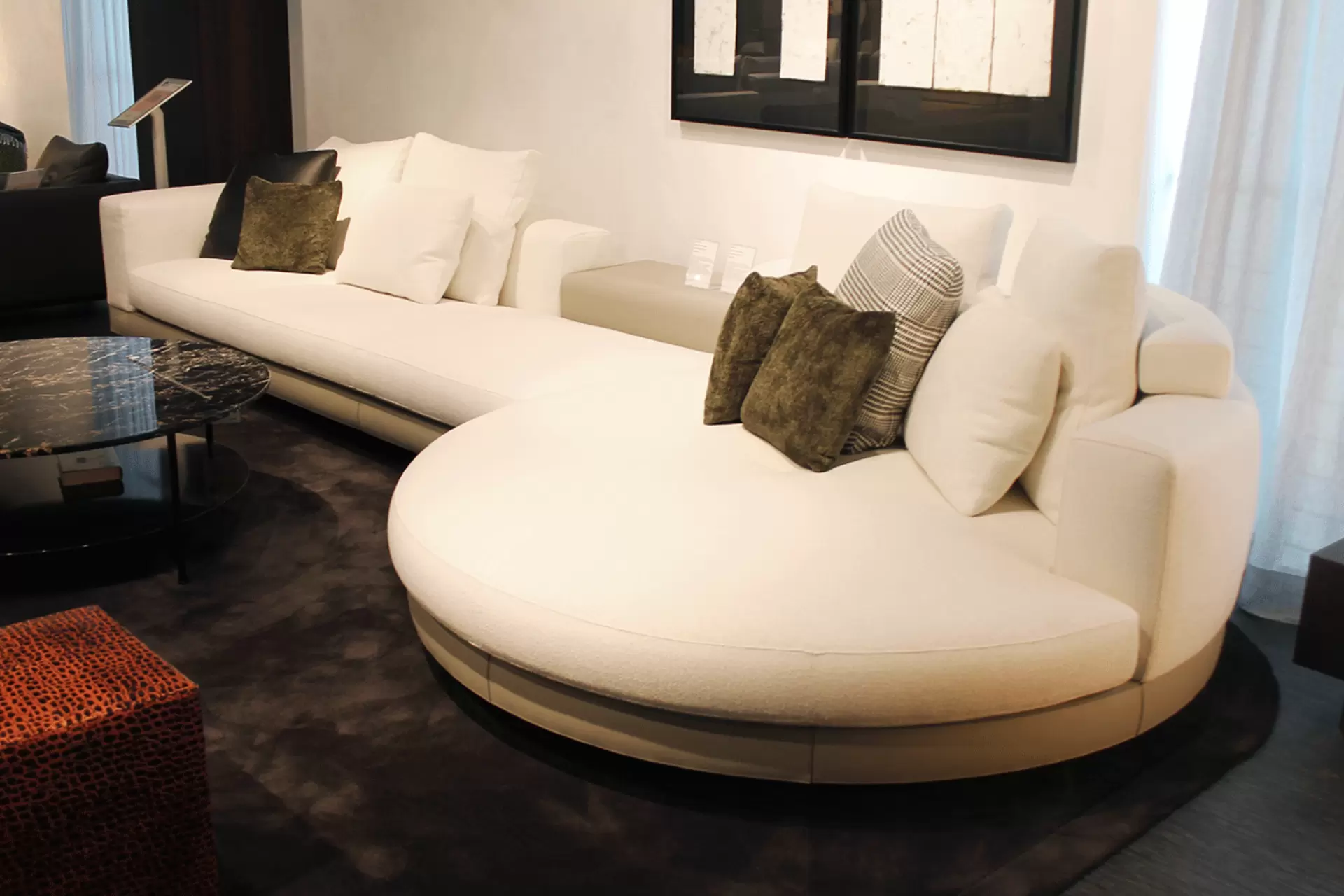 Das Minotti-Sofa Connery mit Blick auf die runde Ruheinsel