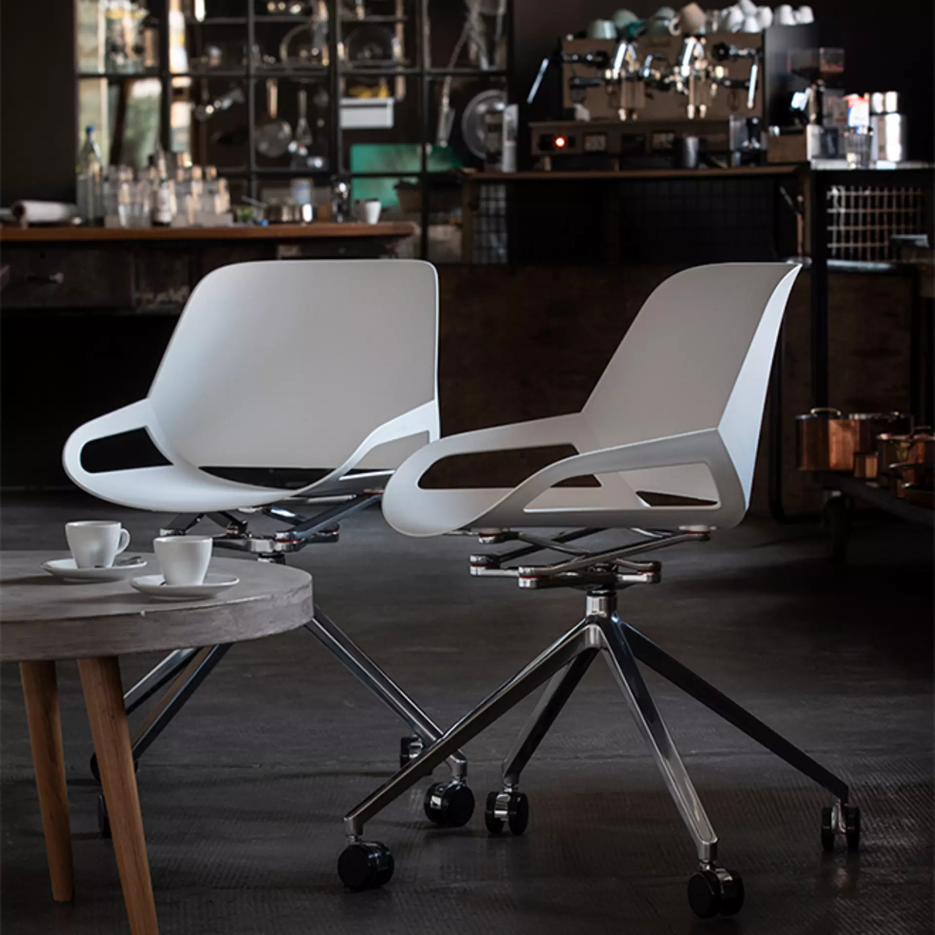 Der aeris numo Stuhl in einem Café mit Metallbeinen und Rollen 