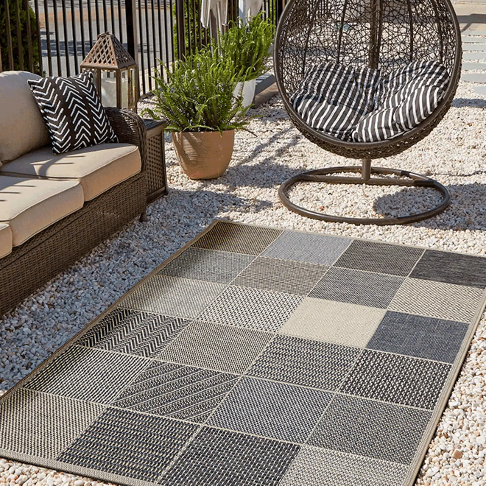 Outdoor Teppich auf Steinen im Garten