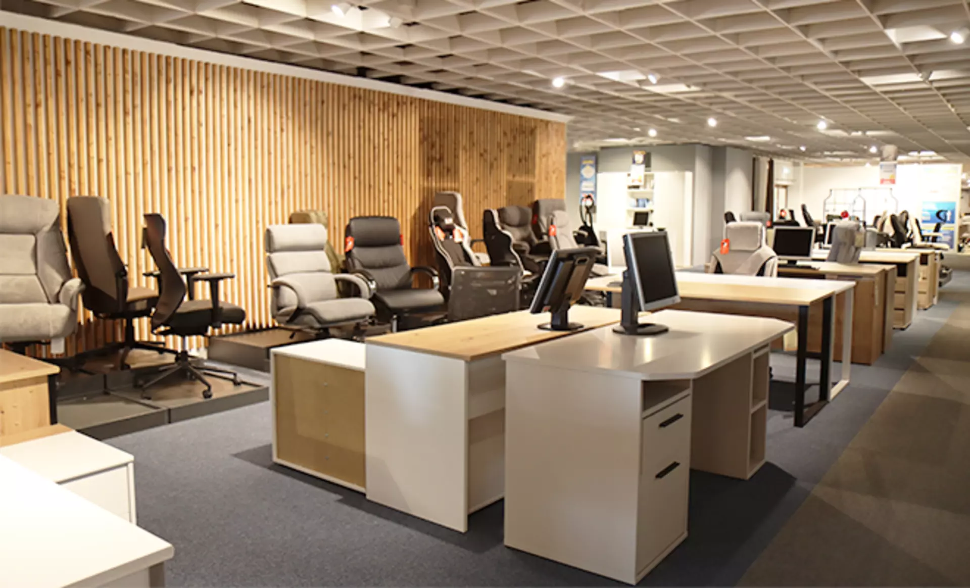 Büroausstellung mit ergonomischen Bürostühleen