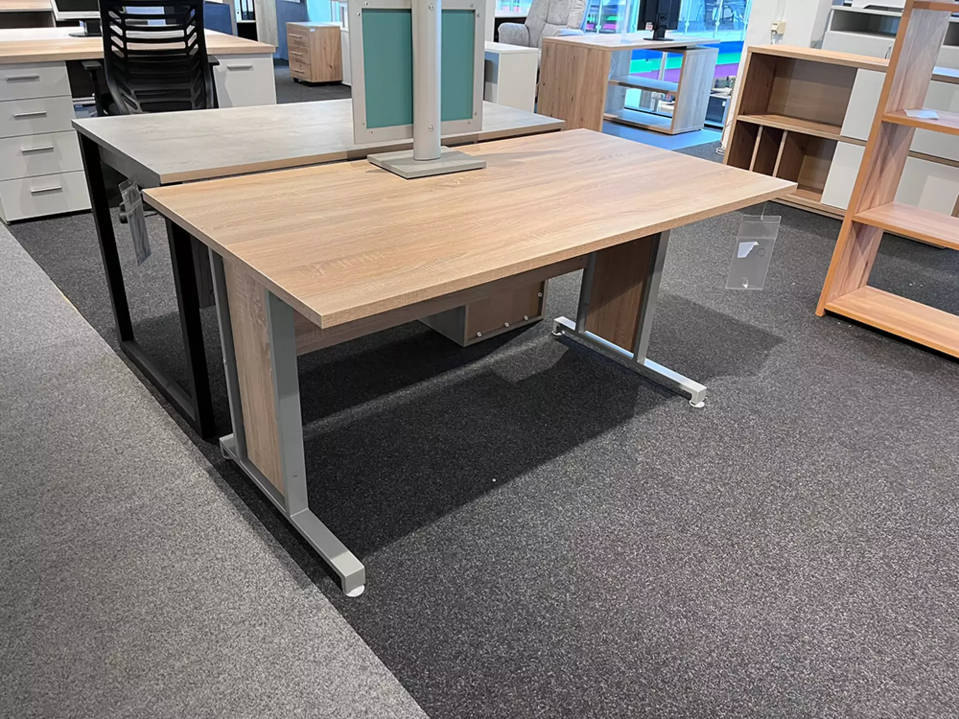 Schreibtisch aus Eichenholz von der Marke Composad aus einer Hohen perspektive