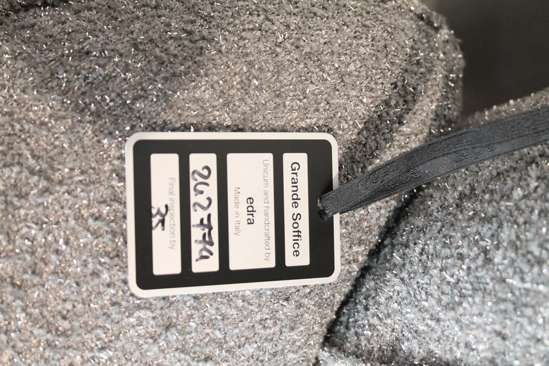 Plakette mit Seriennummer von Edra