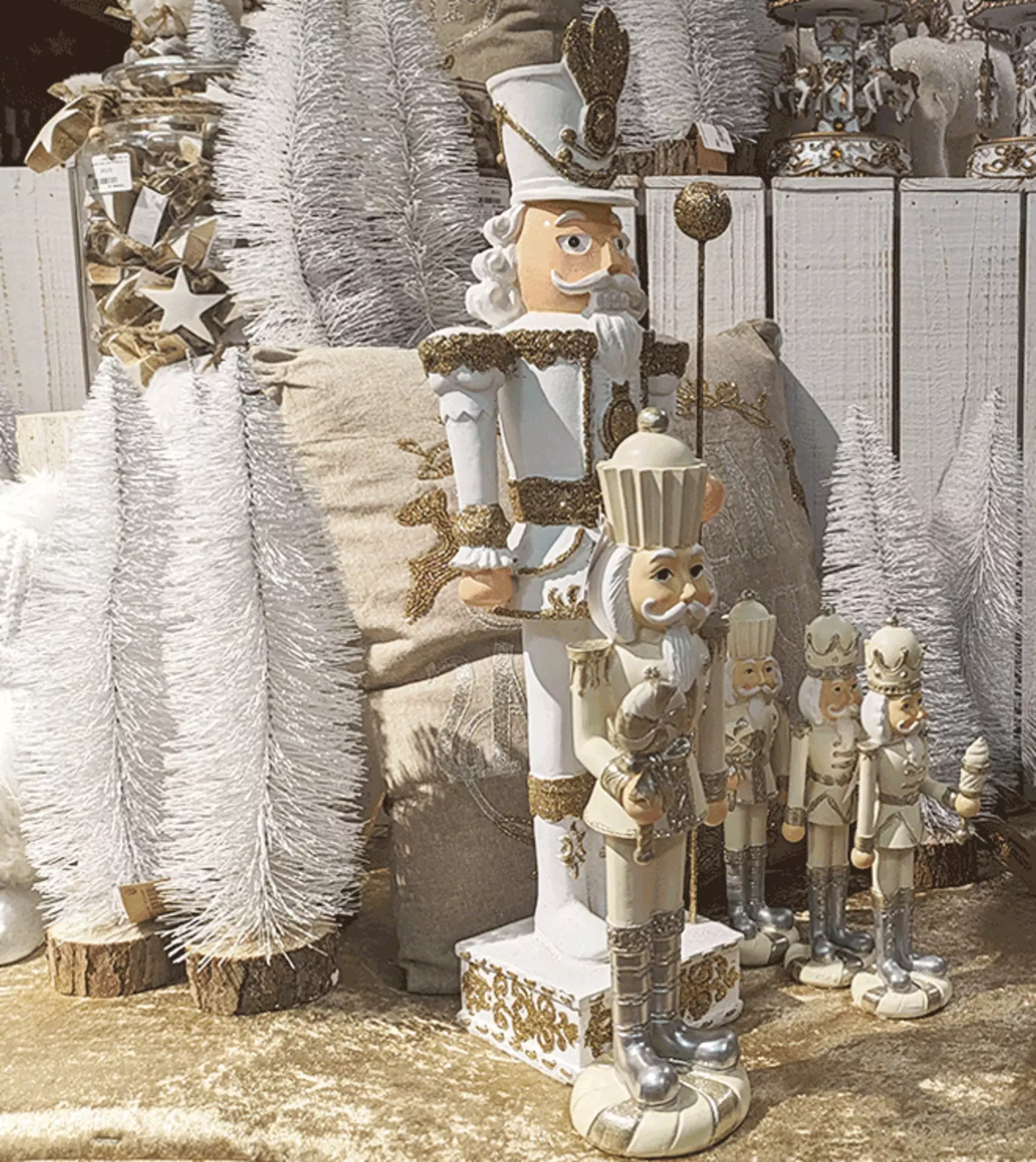 Zauberhafter Winter - eisige Figuren und natürliche Materialien im Möbel Inhofer Weihnachtsmarkt