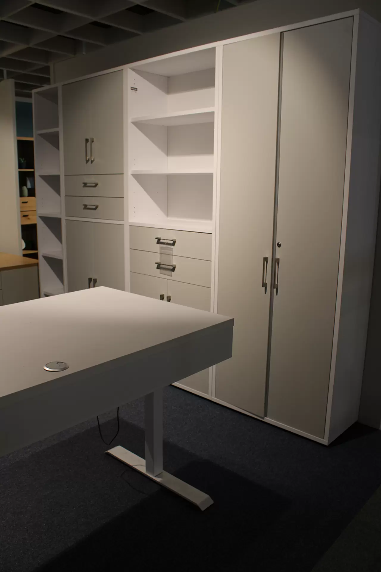 Das Büro VARY VITO von Mäusbacher in Kreidegrau