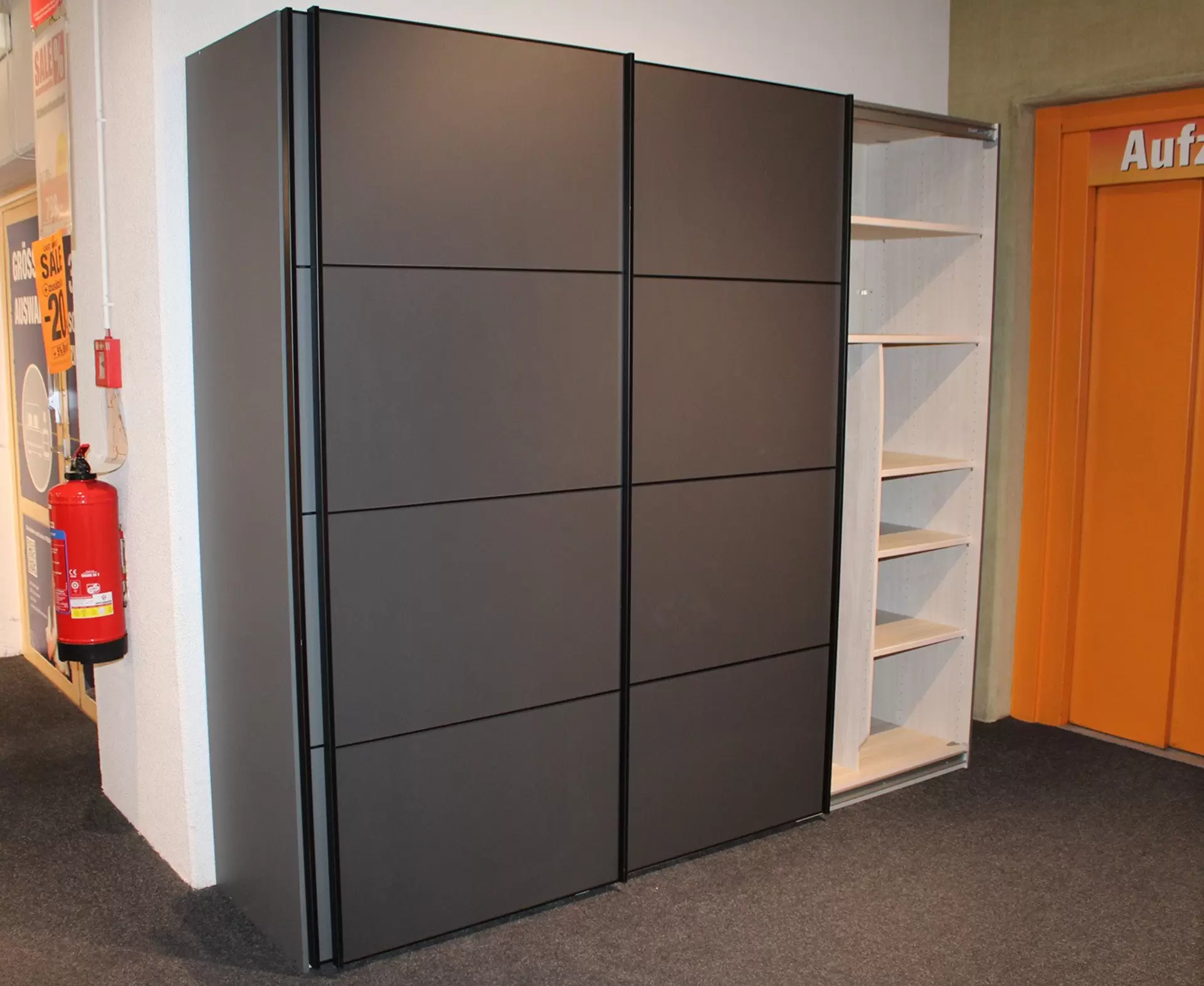 Schwebetürenschrank PHOENIX geöffnet rechts