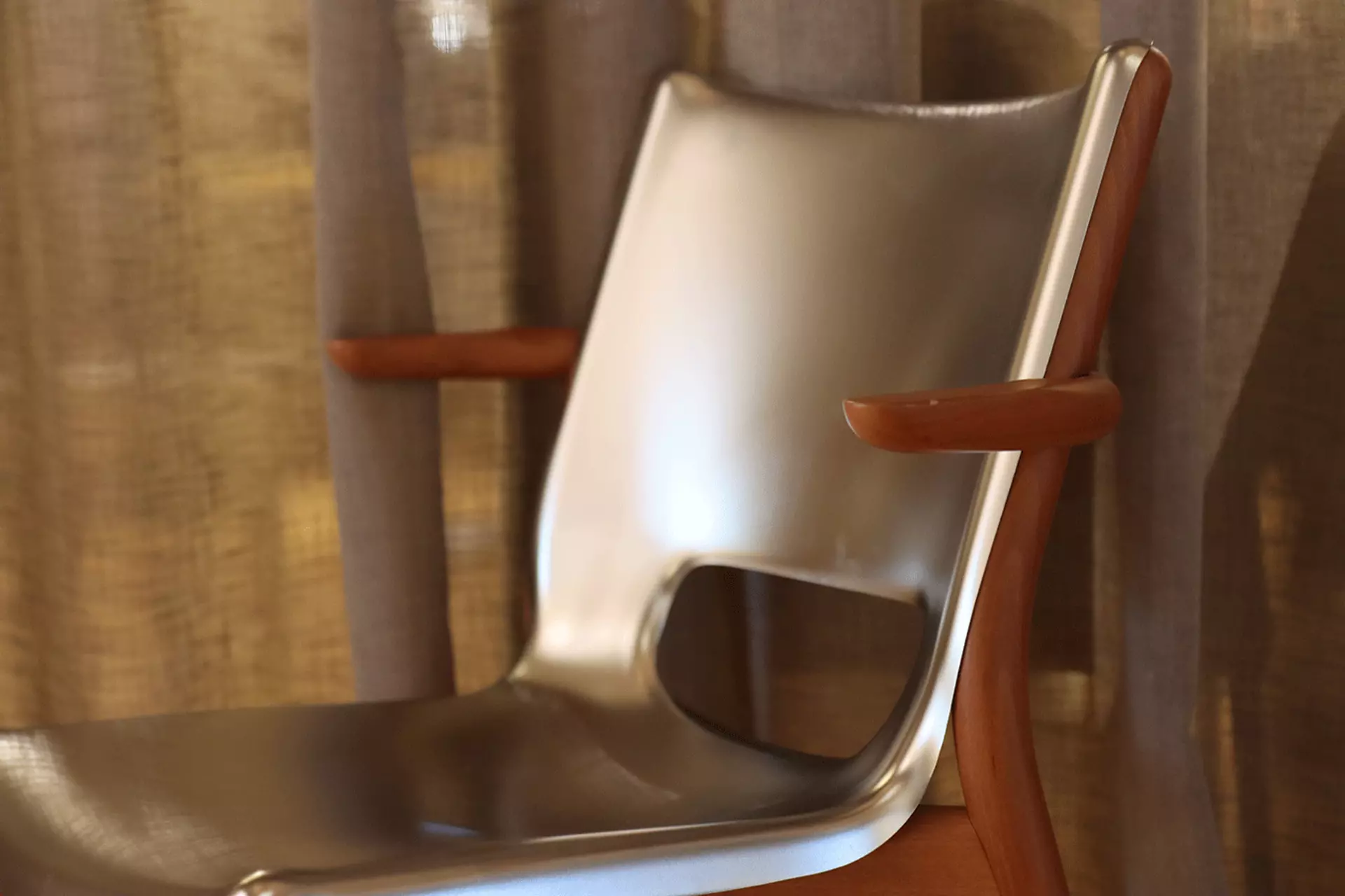Nahaufnahme des Poele Armlehnstuhls von Alessi mit Edelstahlschale
