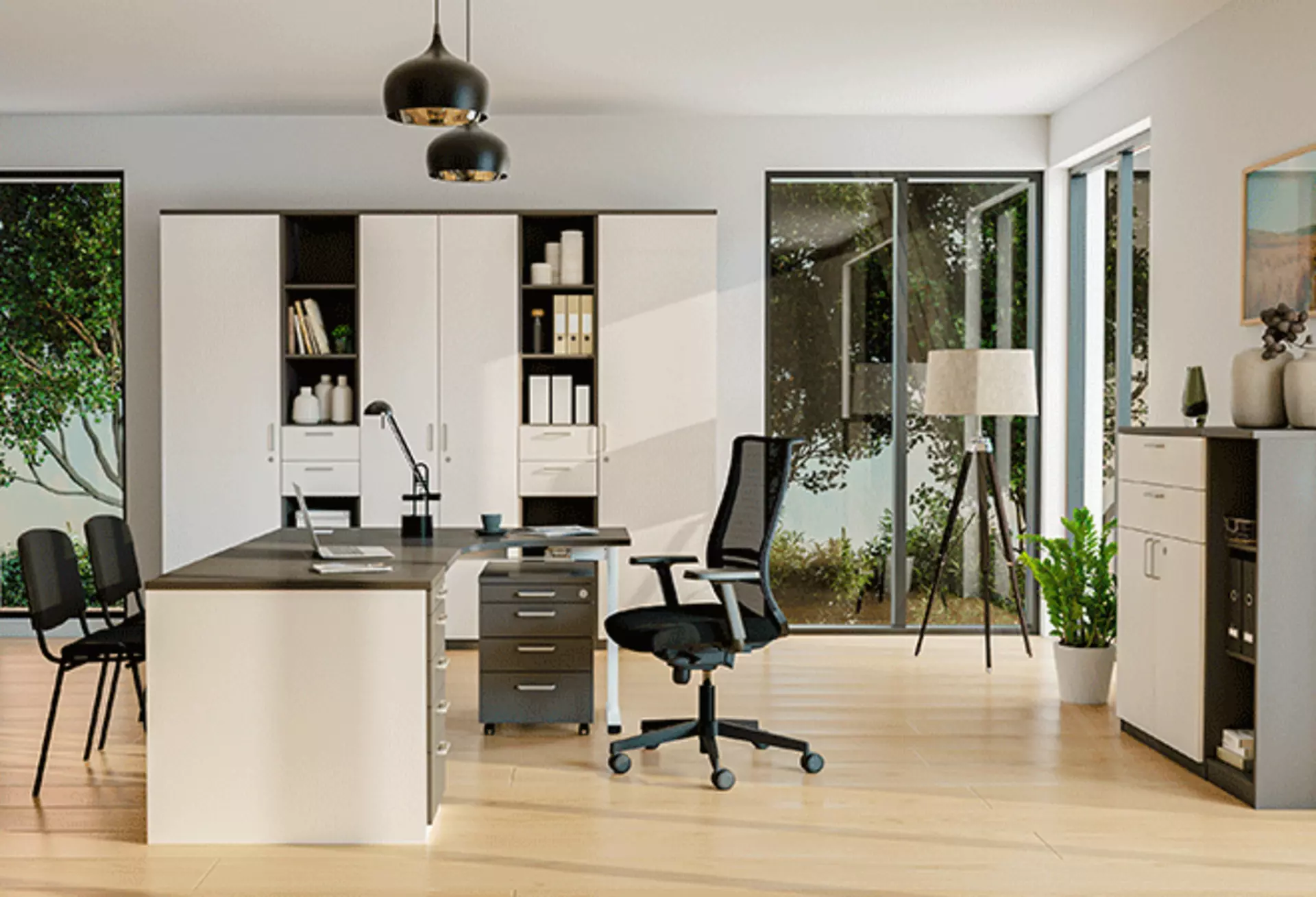 Klassisches Büro mit mehreren Lichtquellen