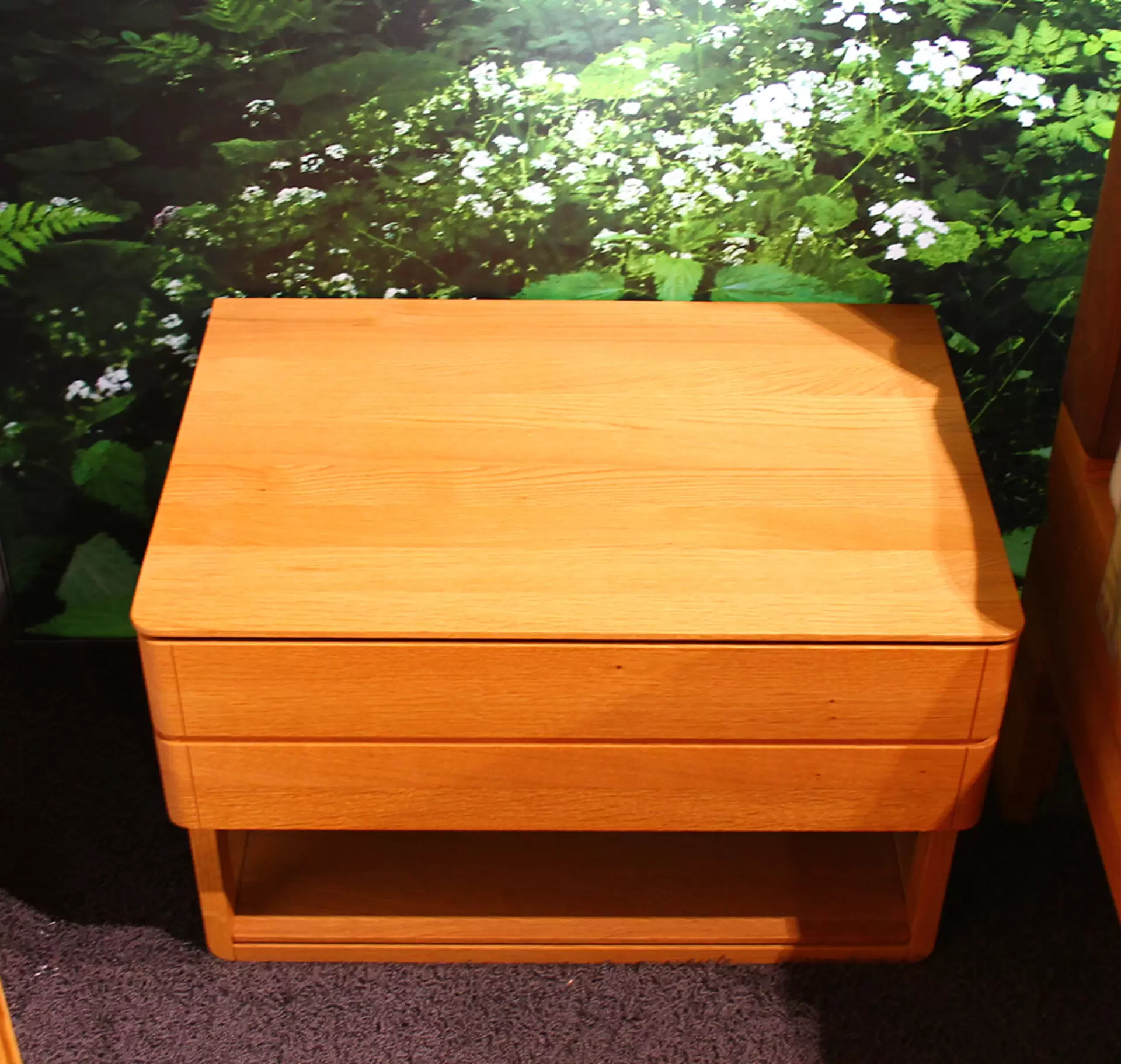 Ein Boxspringbett + Nachtkonsole von Team 7 aus massivem holz und in braunem Stoffbezug