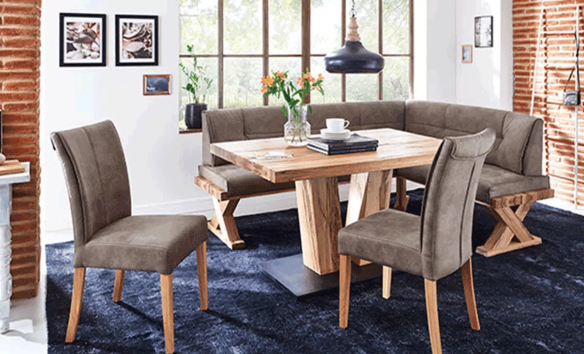 Schön eingerichtetes Esszimmer mit einem Ausziehbarem Tisch 