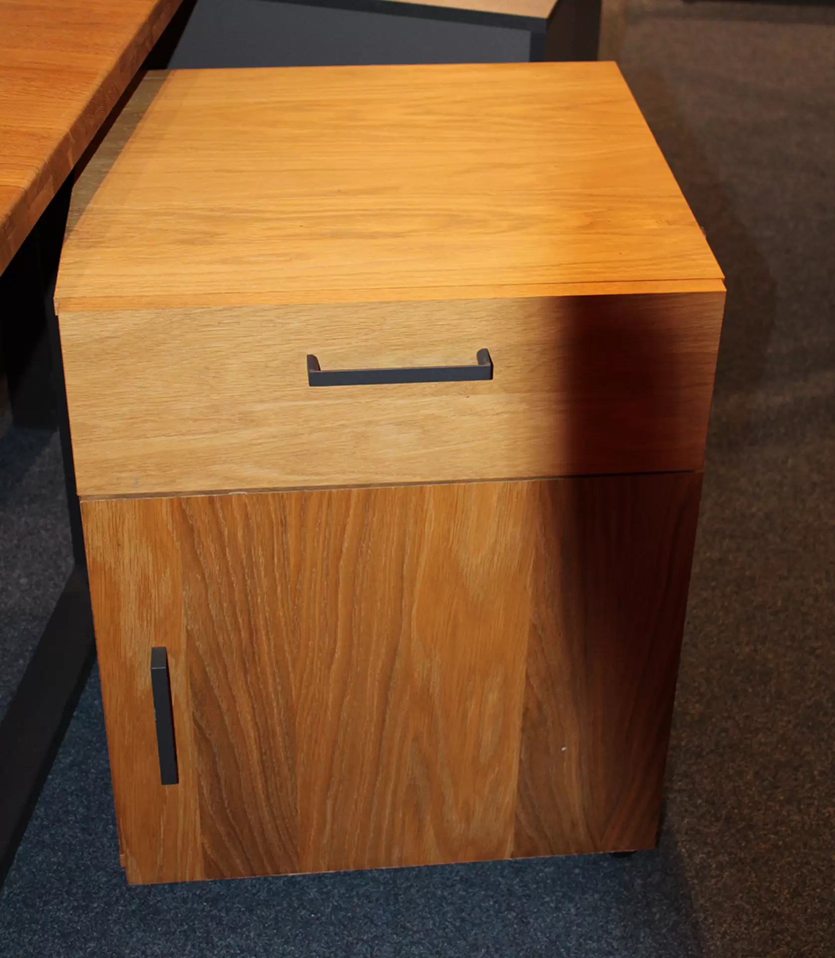 Ein Rollcontainer von Celect aus Eiche furniert
