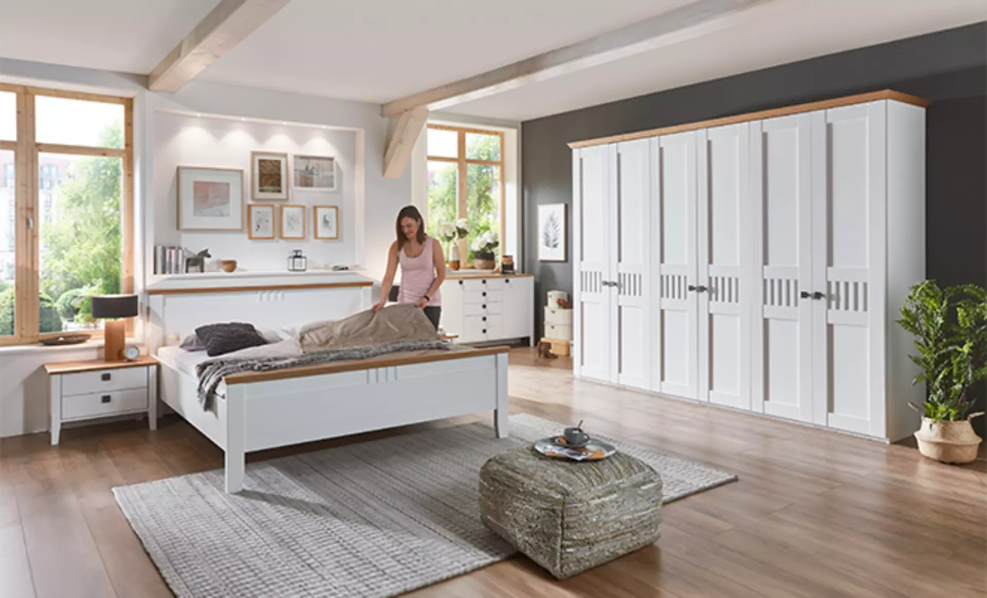 Weißes Schlafzimmer im Landhausstil