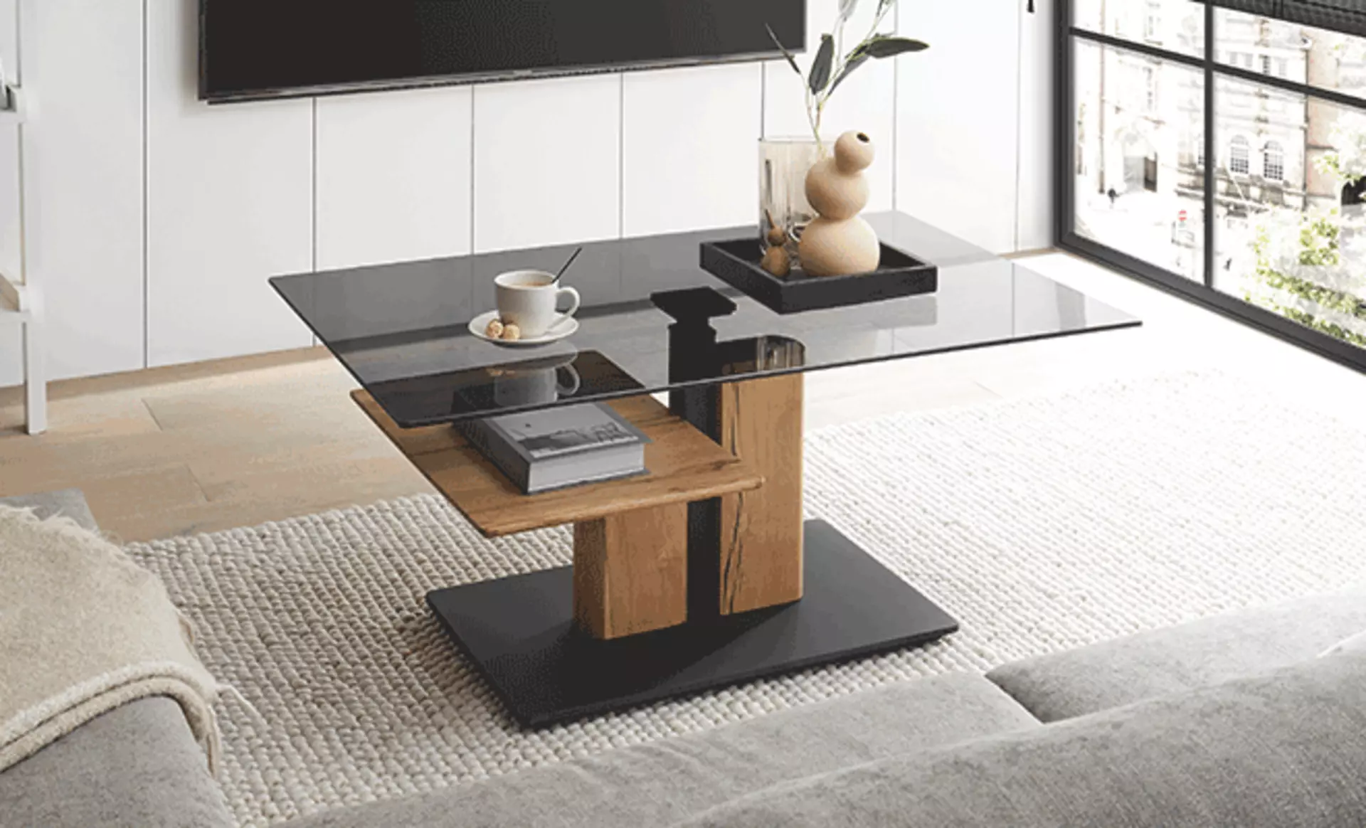 Couchtisch aus Holz und Glas mit zwei Ebenen für zusätzlichen Stauraum im Wohnzimmer