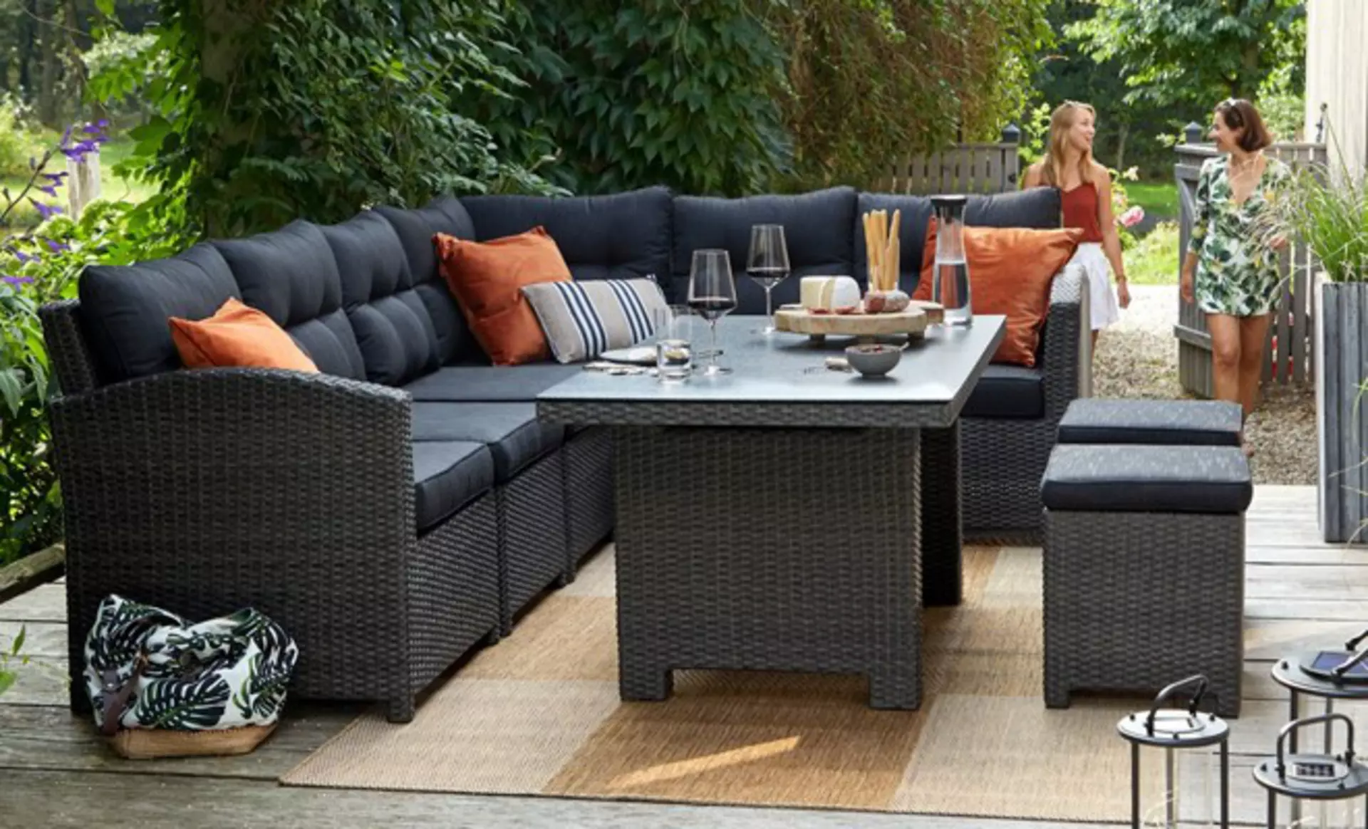Große Lounge-Sets von Möbel Inhofer eignen sich bestens auch für Essen mit Freunden. Gartenmöbelsets für gesellige Runden gibts bei  Möbel Inhofer