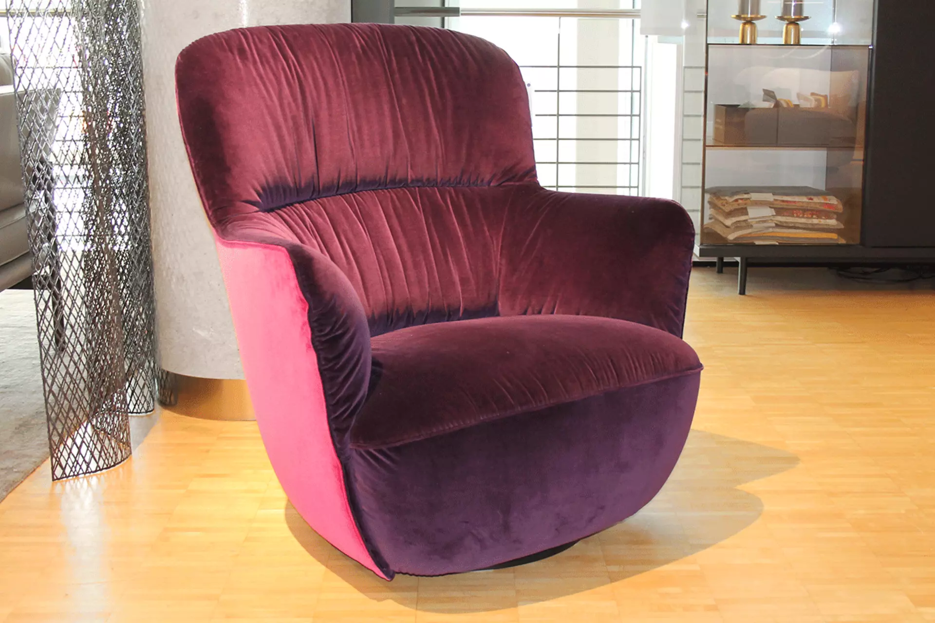 Der Ishino Sessel in den Farben Aubergine mit Rose