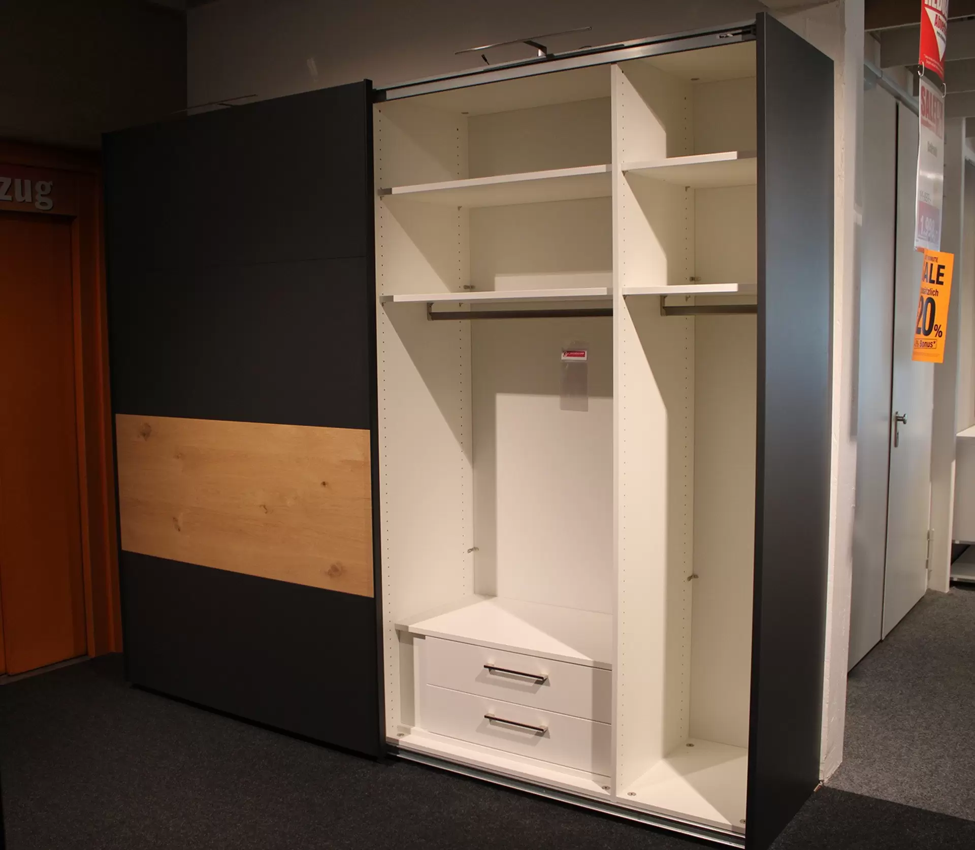 Schwebetürenschrank AMADO  geöffnet rechts
