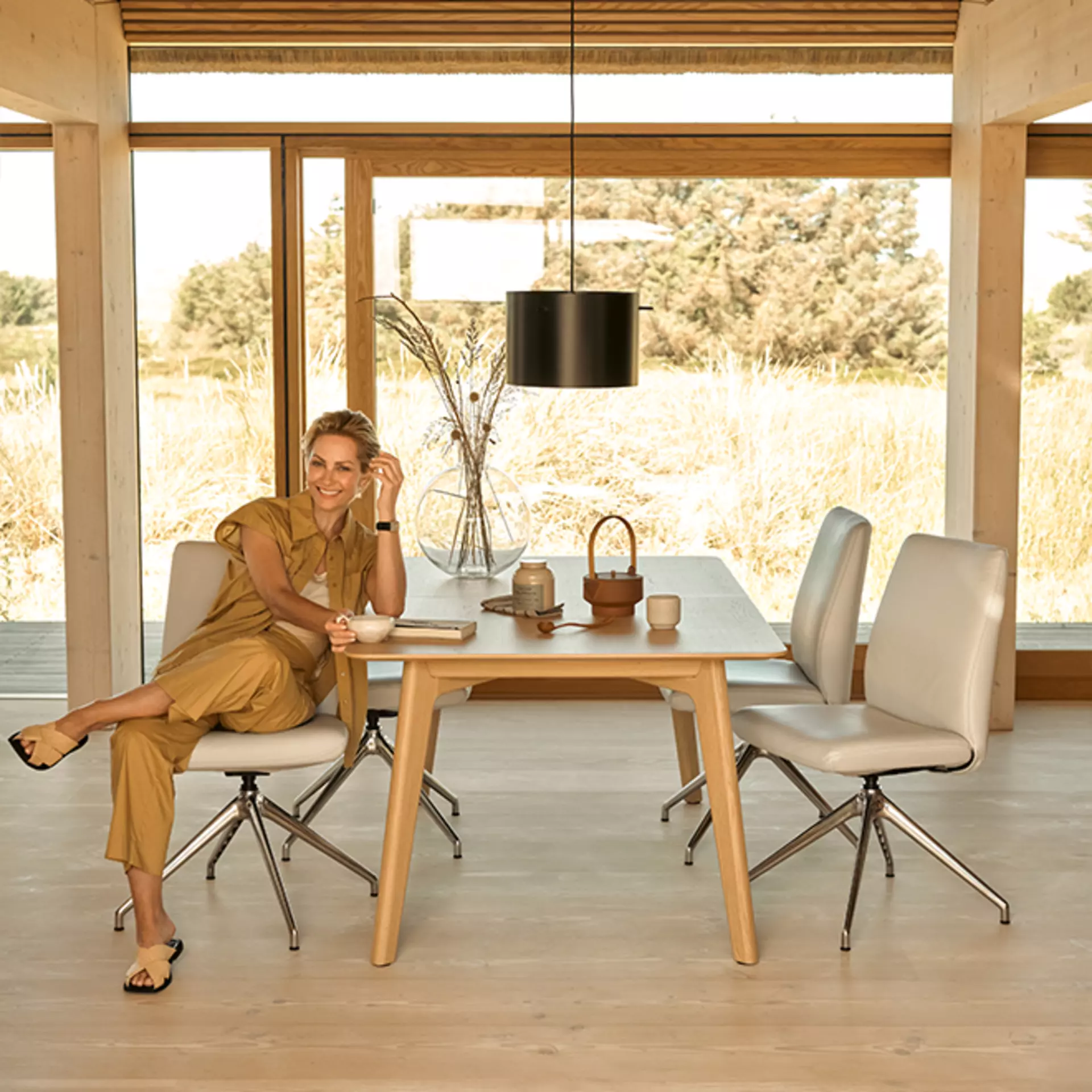 Stressless Dining Stühle Model Laurel in hellem Grau gepolstert bei Möbel Inhofer entdecken
