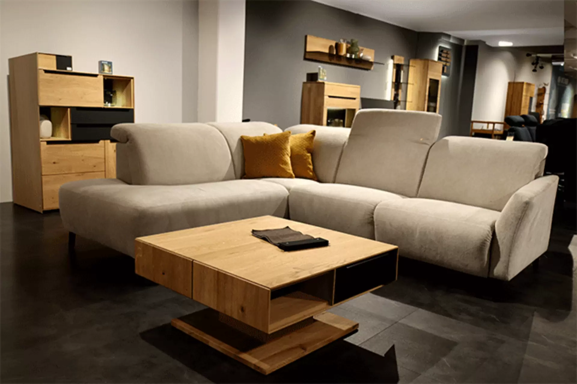 Ecksofa und Couchtisch aus Holz im neu gestalteten Decker Wohn-Studio