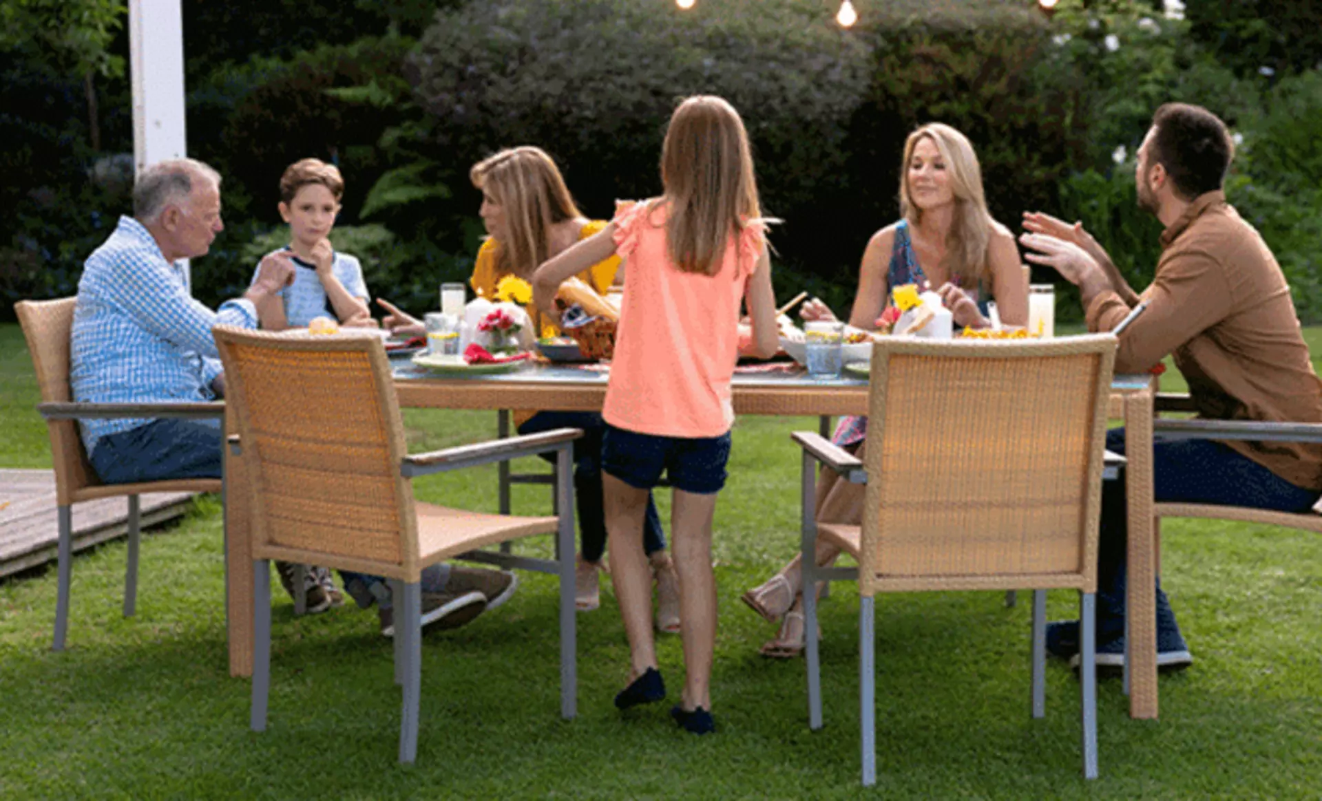 Familie am Gartentisch am Essen