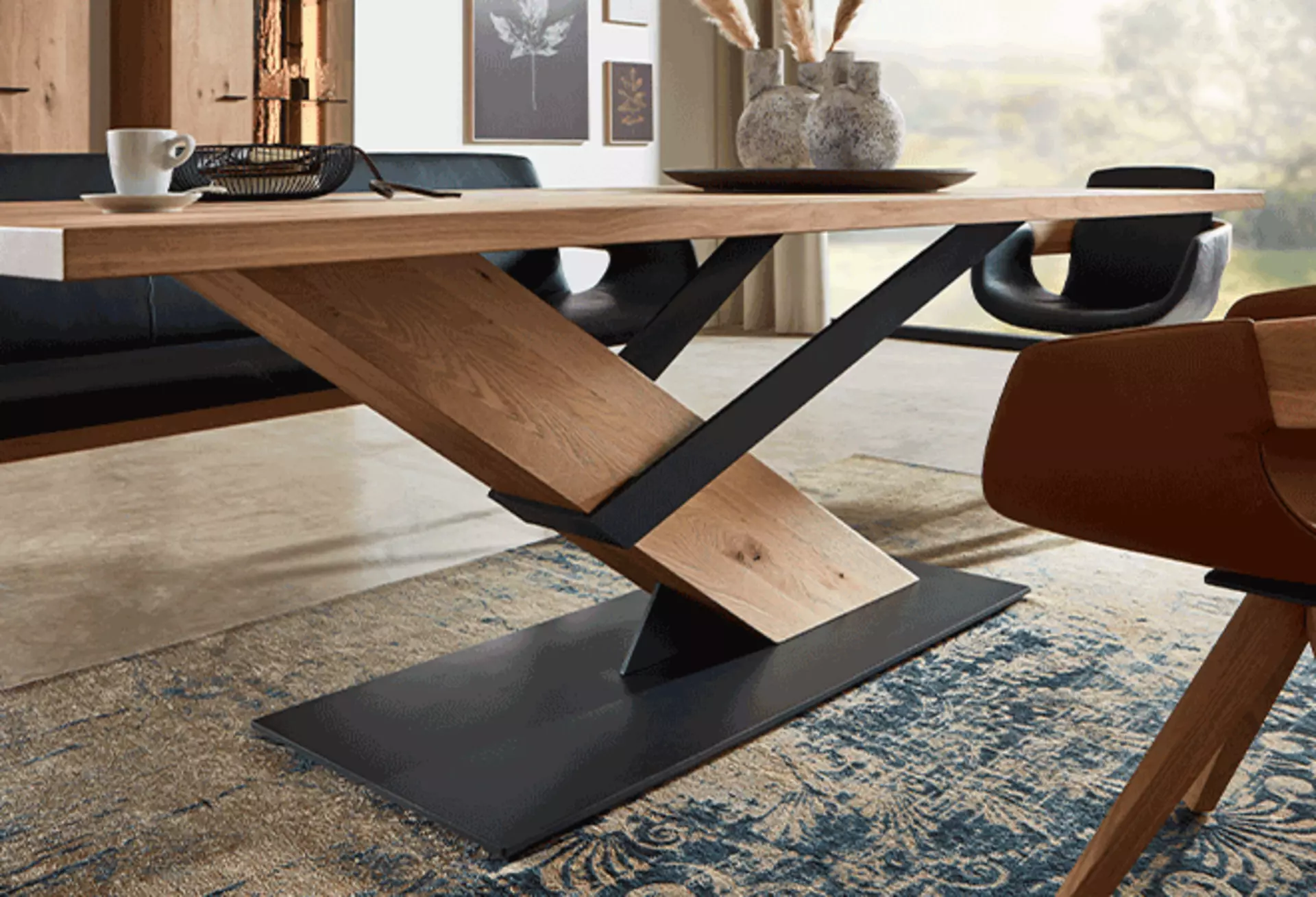 Esstische aus Massivholz mit schwarzen Metallelementen