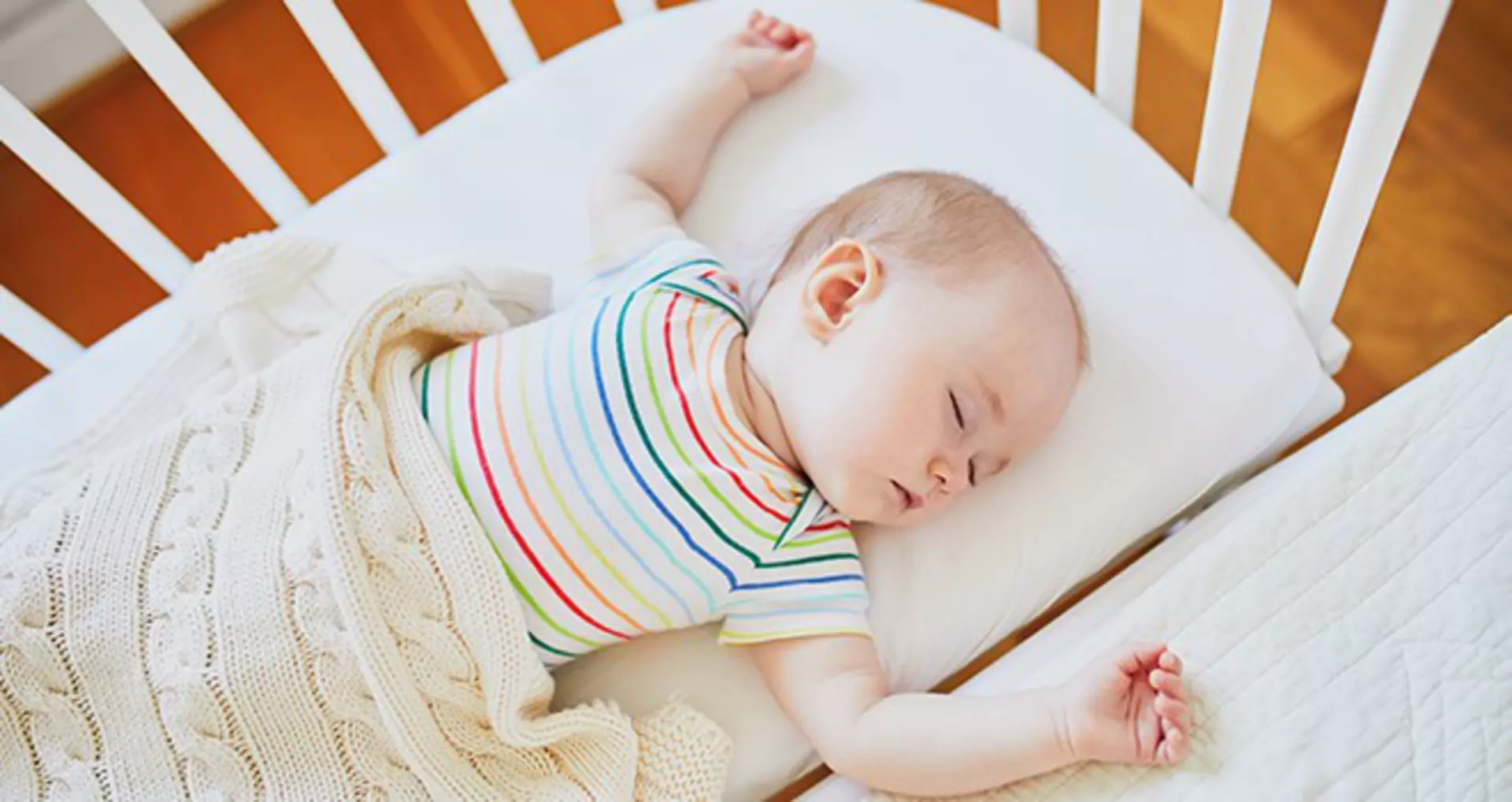 Spezielles Beistellbett für Babys im Elternschlafzimmer.