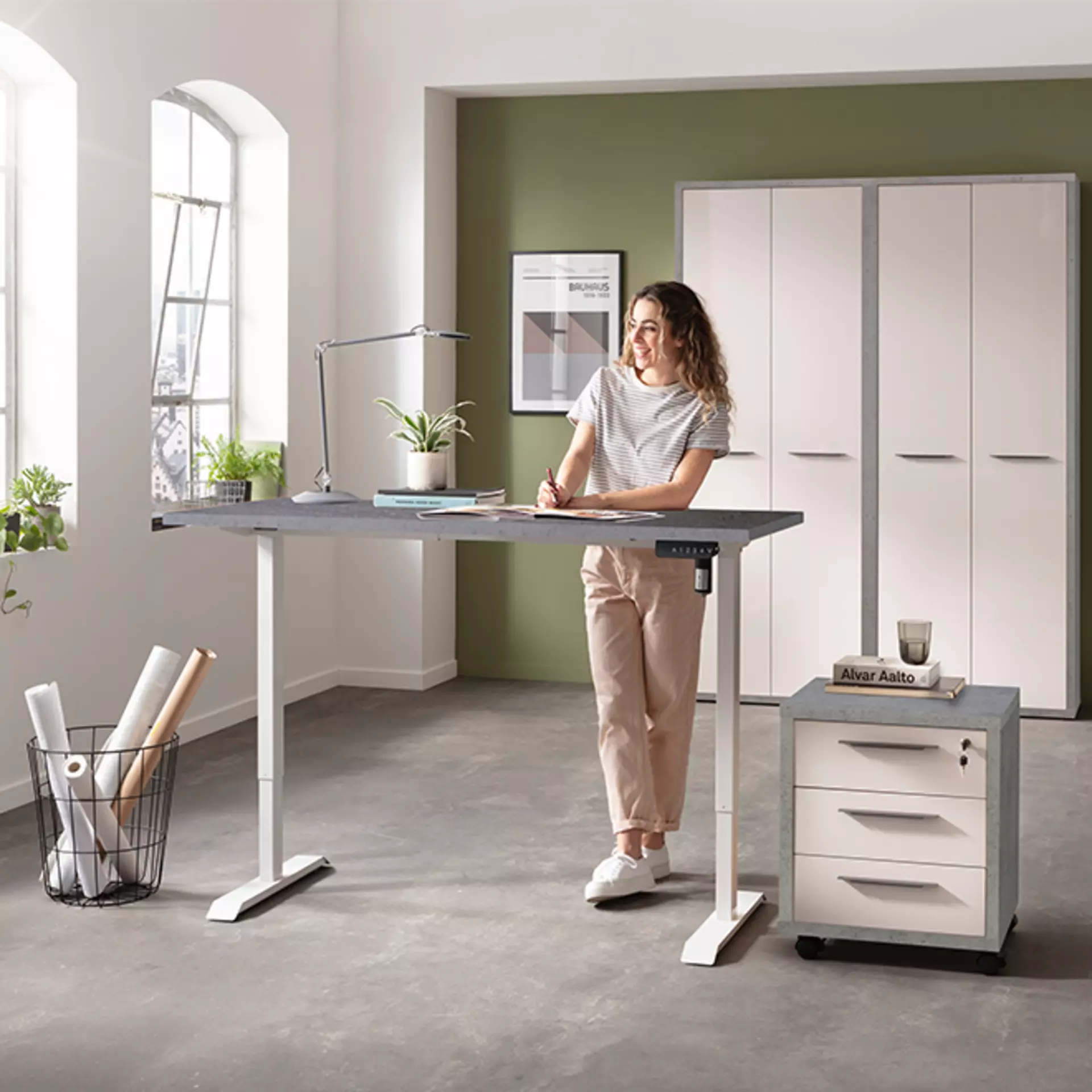 Kleines Homeoffice mit höhenverstellbarem Schreibtisch