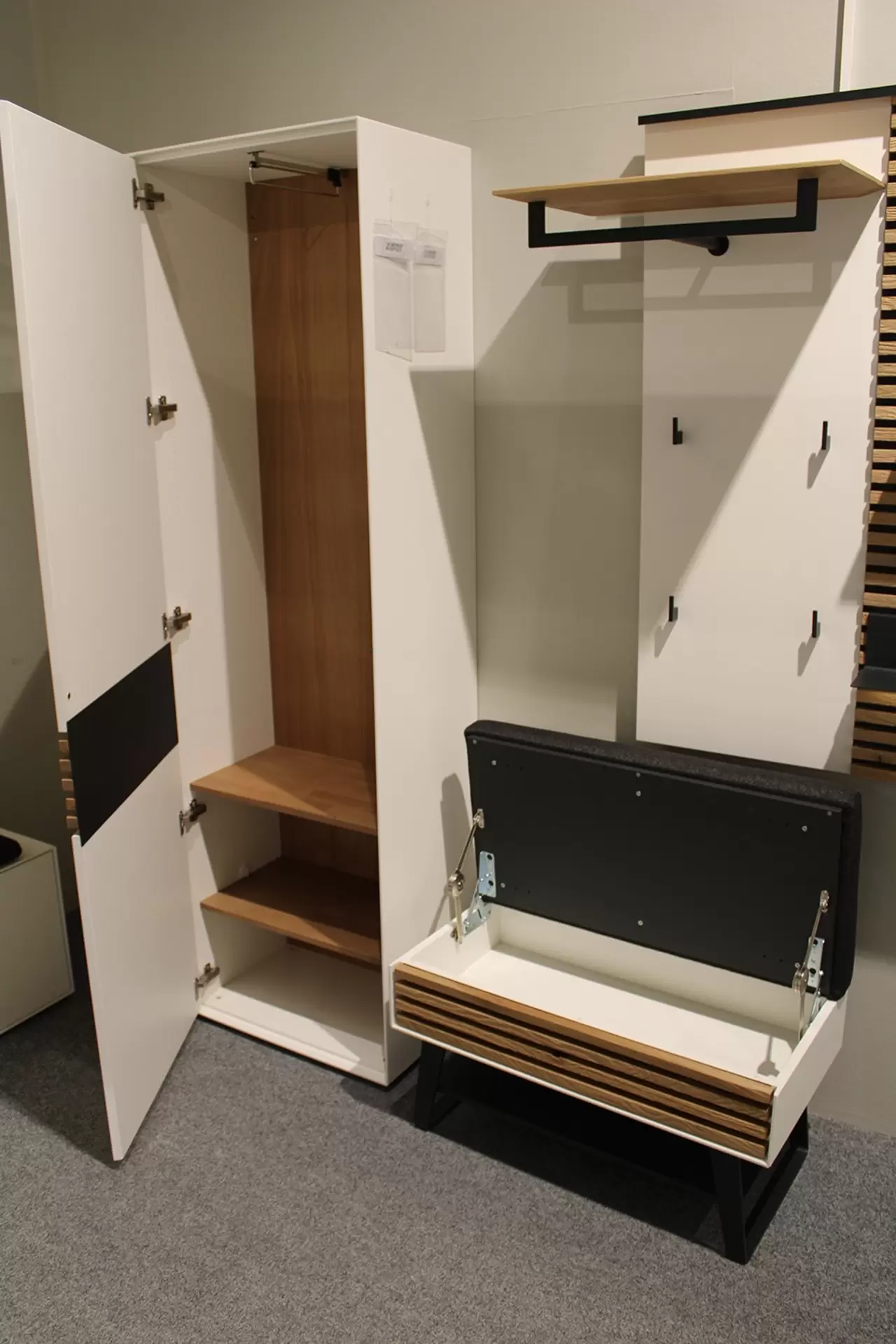 Garderobe YONNA in weiß mit Holzakzenten und geöffneten Türen