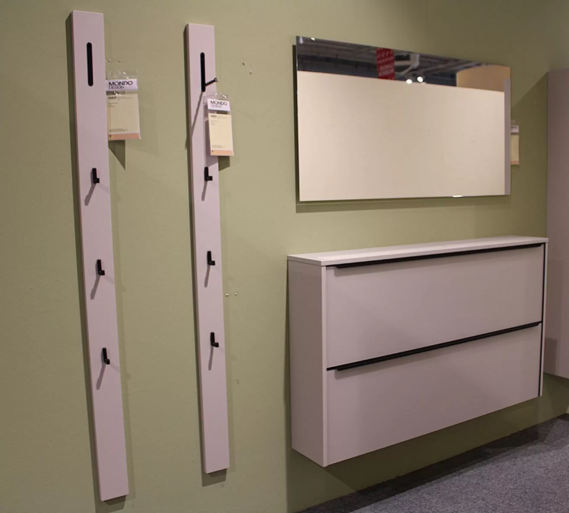 Garderobe in weiß mit Spiegel