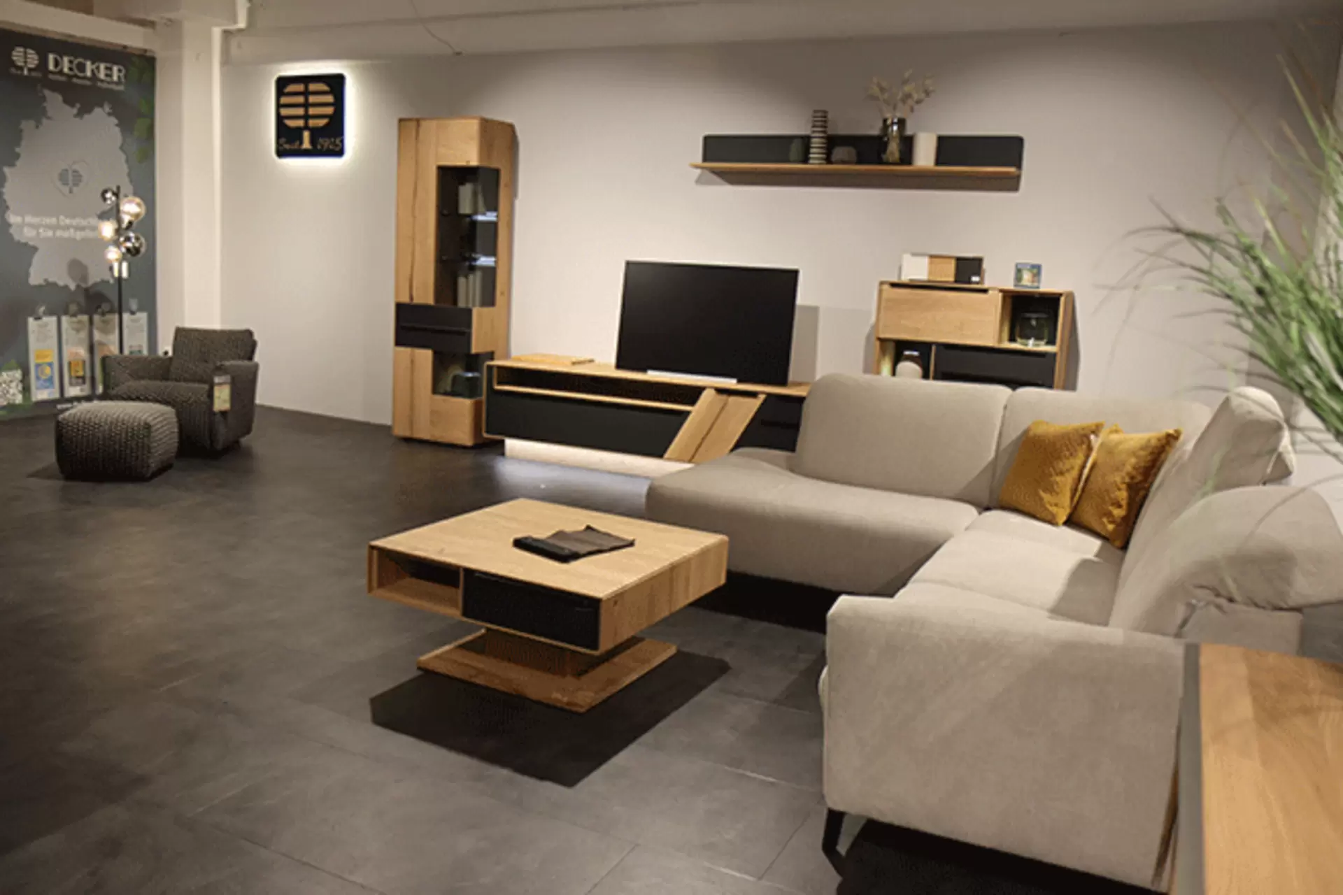Neu gestaltetes Decker Studio im 1. OG - Couchtisch und Ecksofa aus der aktuellen Kollektion
