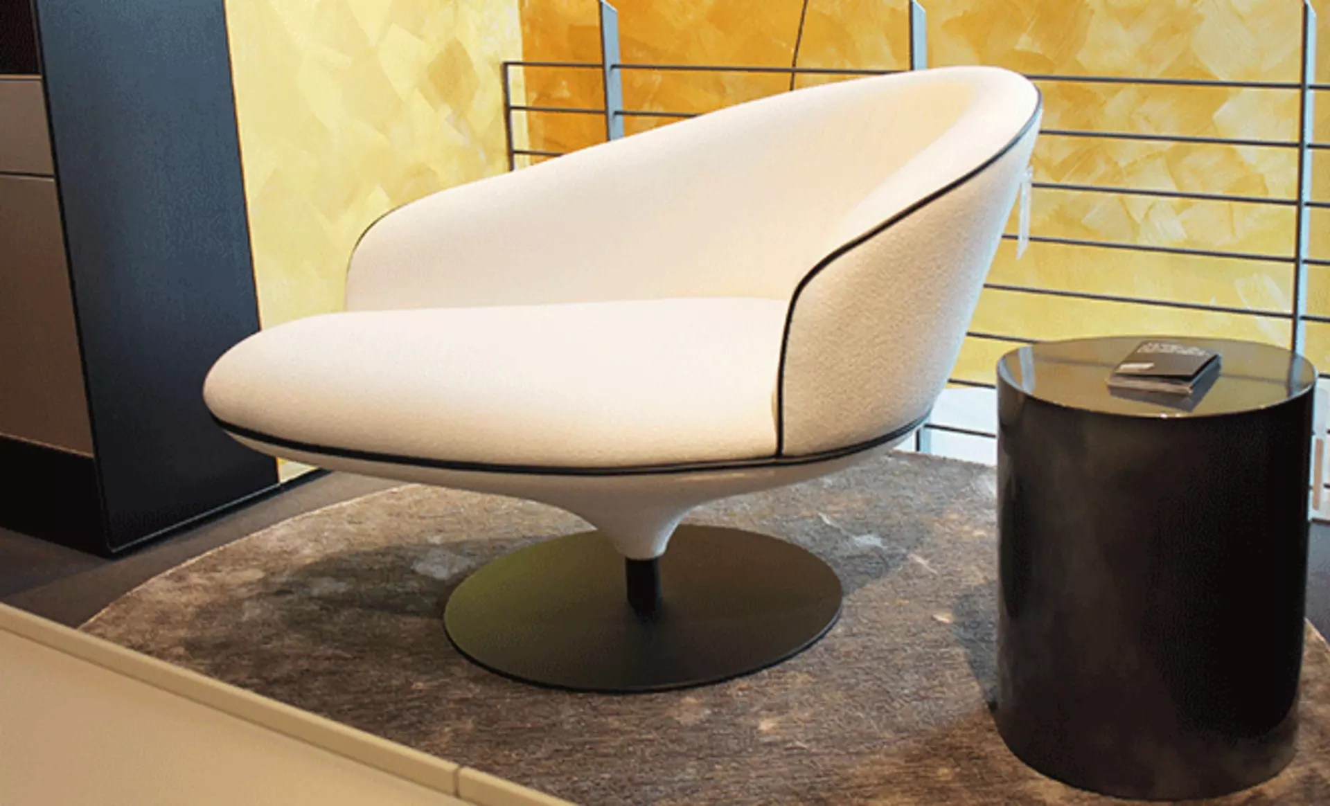 Recamiere Koto in weiß mit dunklem Lederkeder