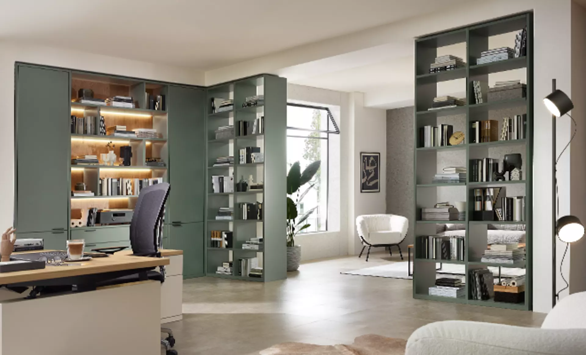 Offene Arcona 2 Regale in Salbeifarben als Raumtrenner zwischen Arbeitsbereich und Wohnzimmer
