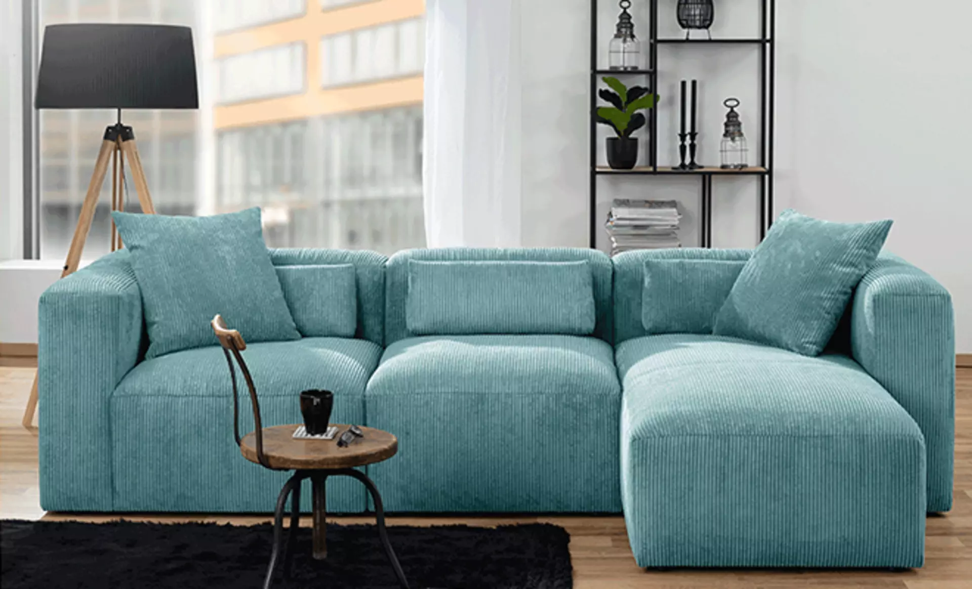 Tranquil Blue Shop The Look Bild mit blauen Sofa