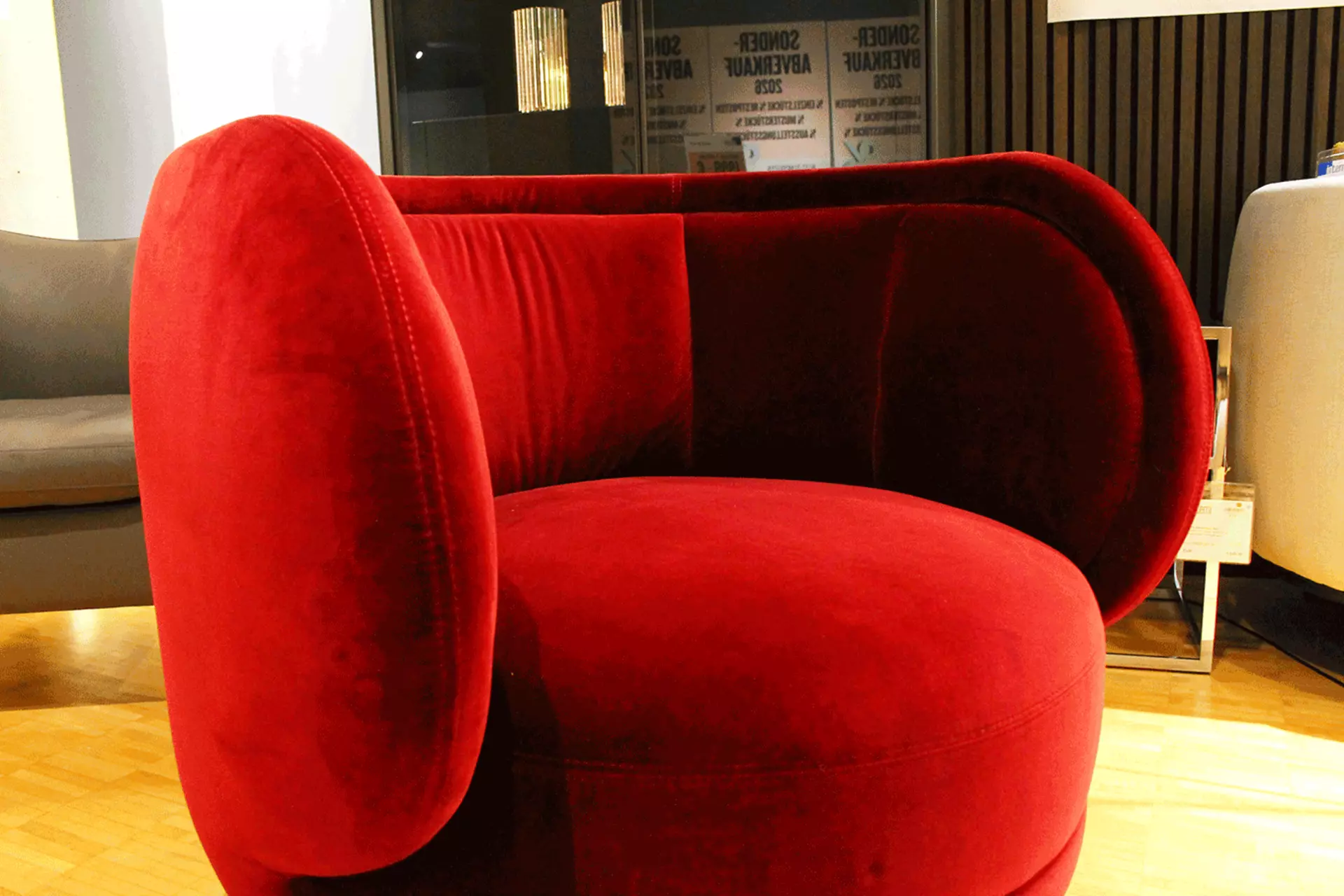 Die gerundete Rückenlehne des Vuelta Sessels dient auch als Armlehnen