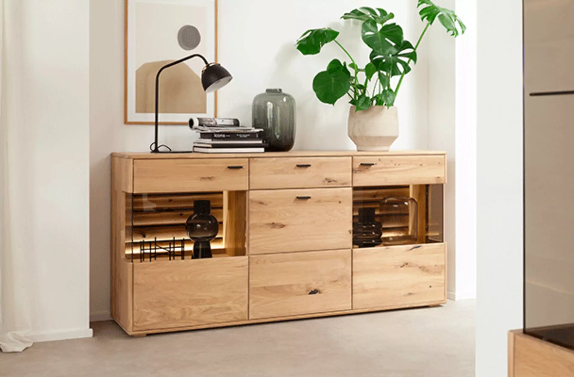 Sideboard mit Vitrinenanteil und Beleuchtung
