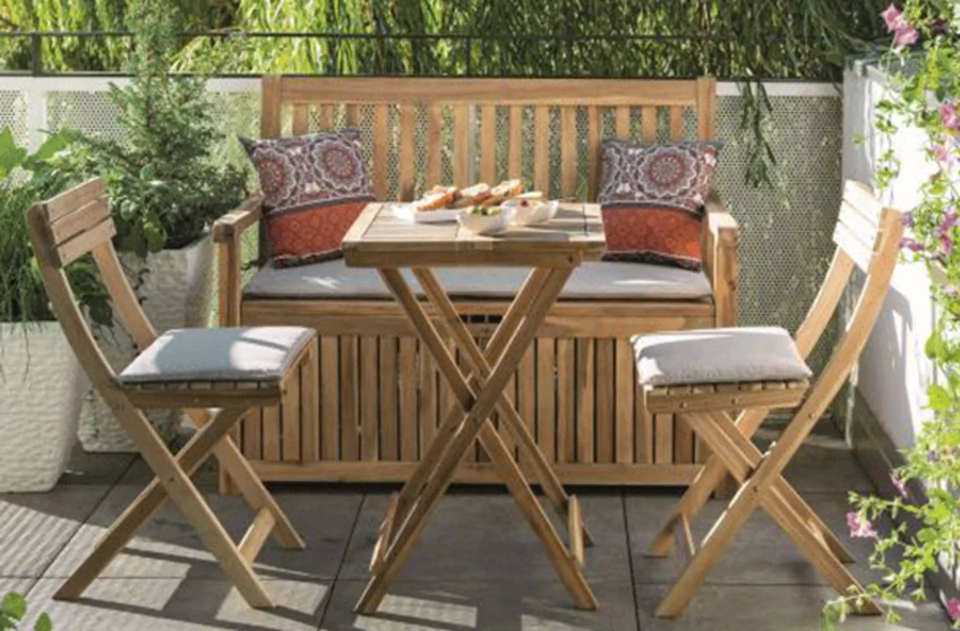 Sitzgruppe aus Holz mit kleinem Klapptisch auf einem Balkon