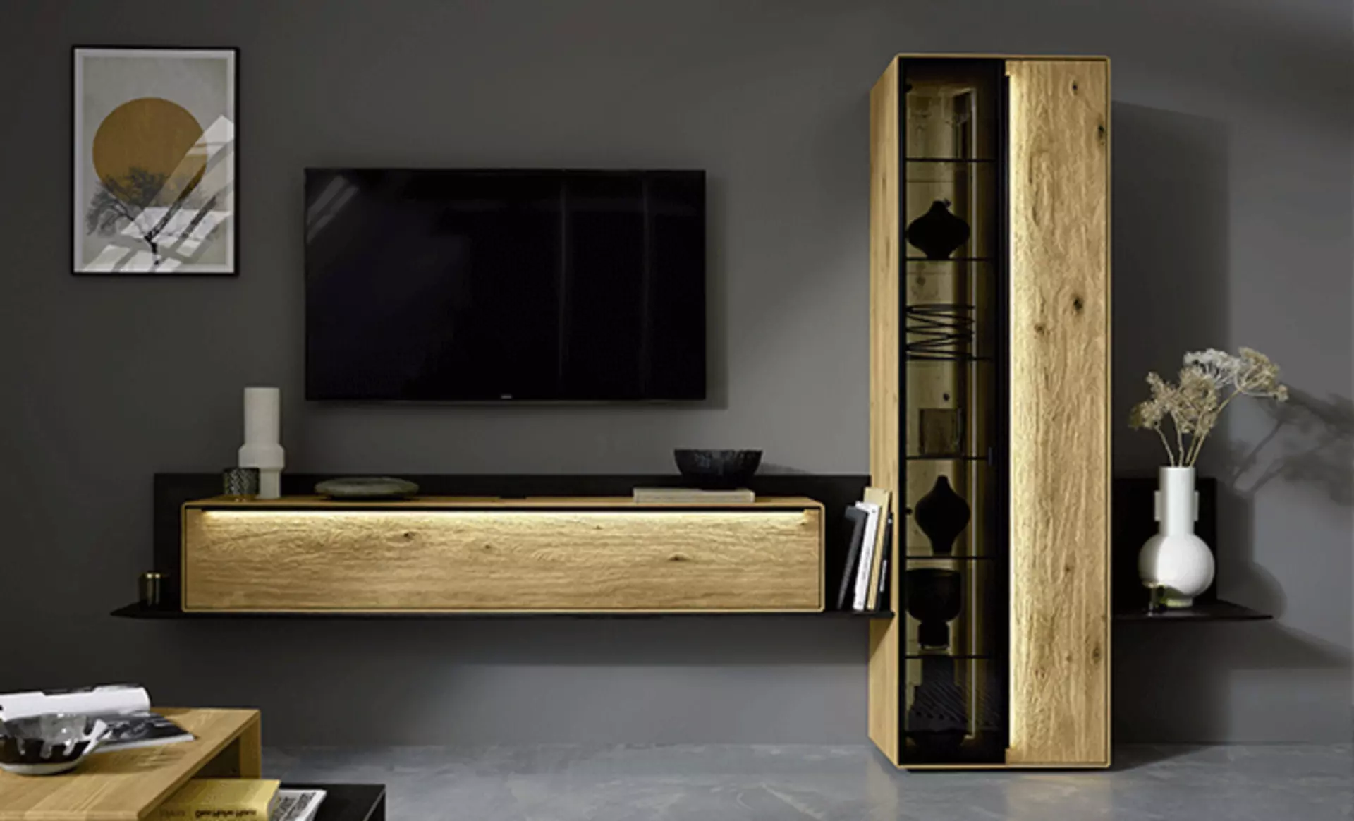 Wohnwand mit Materialien aus Holz