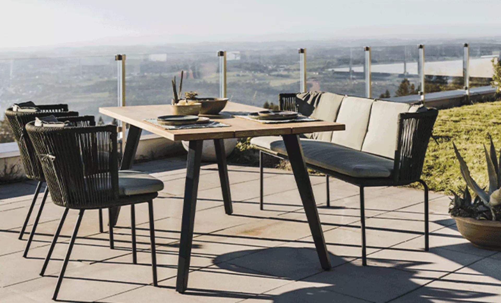 Moderne Tischgruppe für draußen von Cosmic Collection