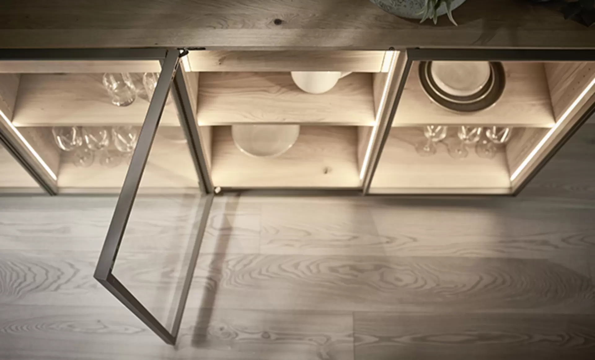 Die Wimmer Vitrine der Linja Kollektion aus hellem Holz mit Glas-Fronttüren
